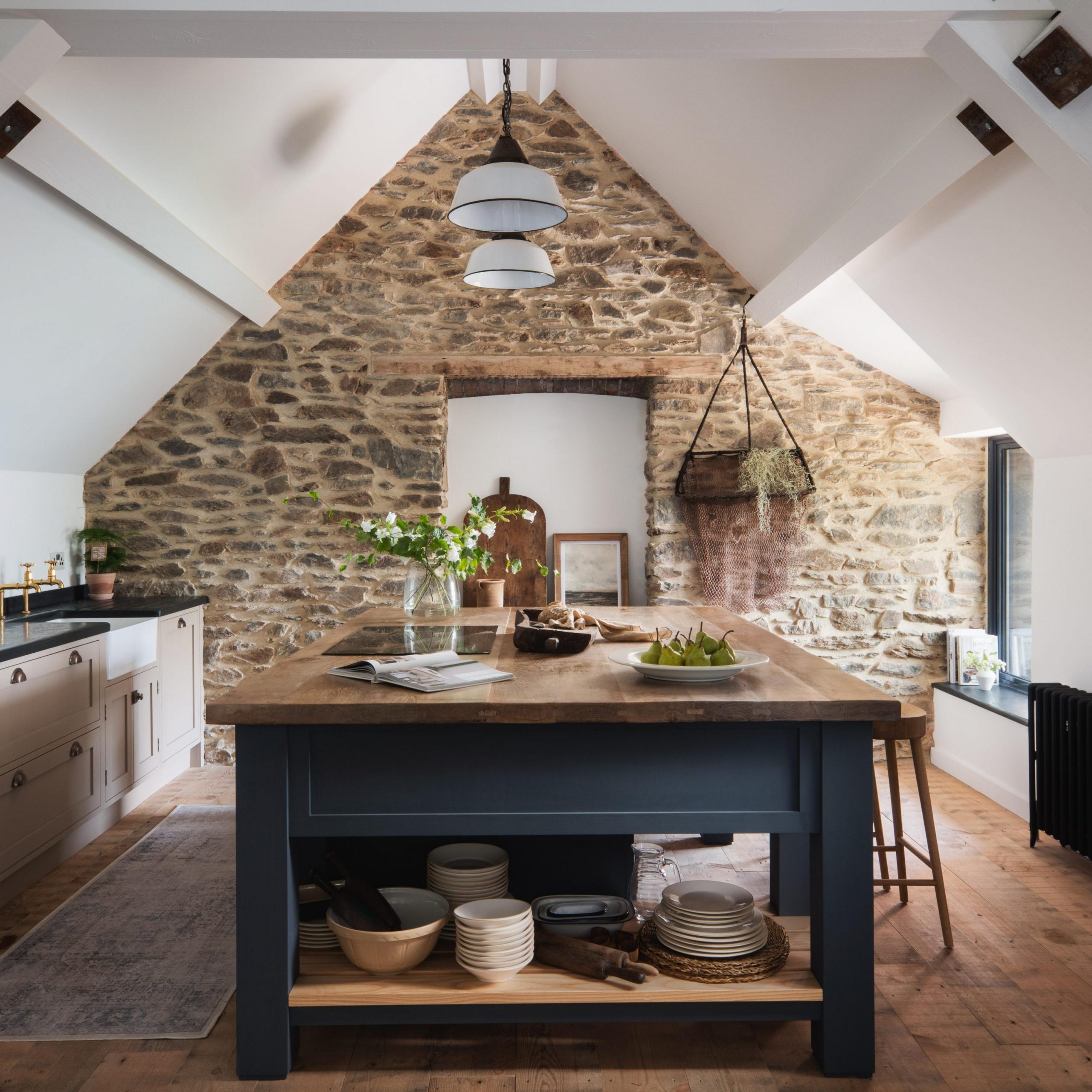 cuisine mansardée mur pierres et poutres blanches maison ancienne rénovée