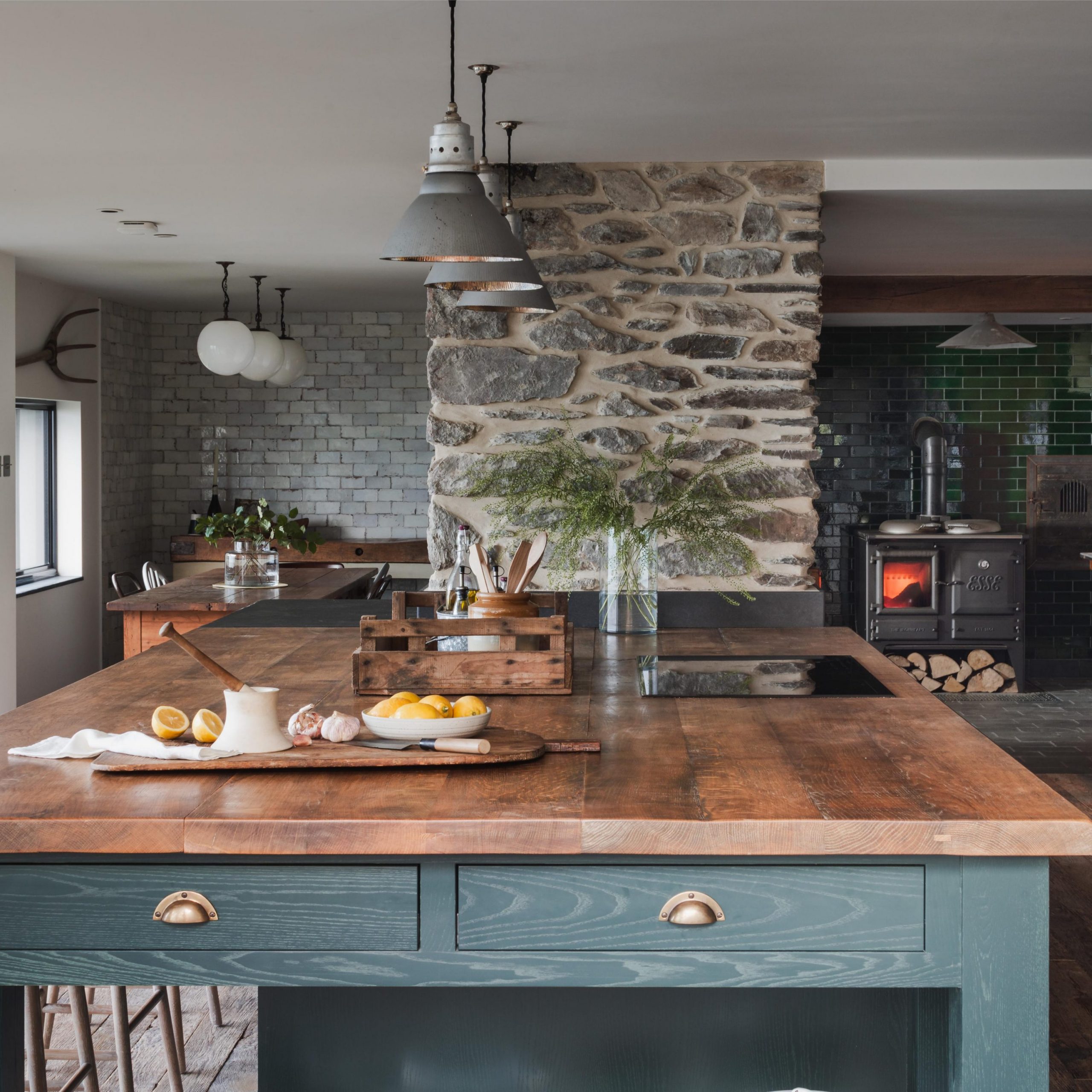 cuisine mur en pierres maison ancienne rénovée