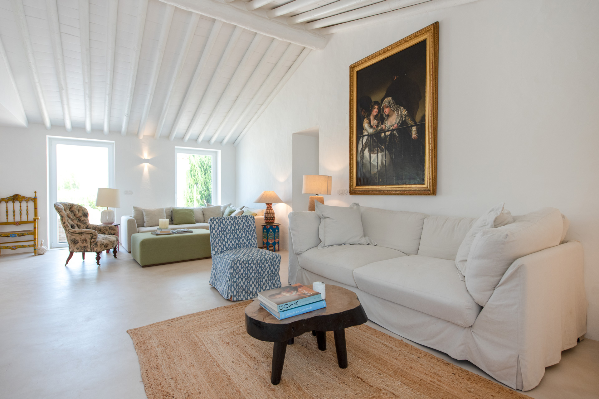 salon avec poutres blanches décoration rustique chic
