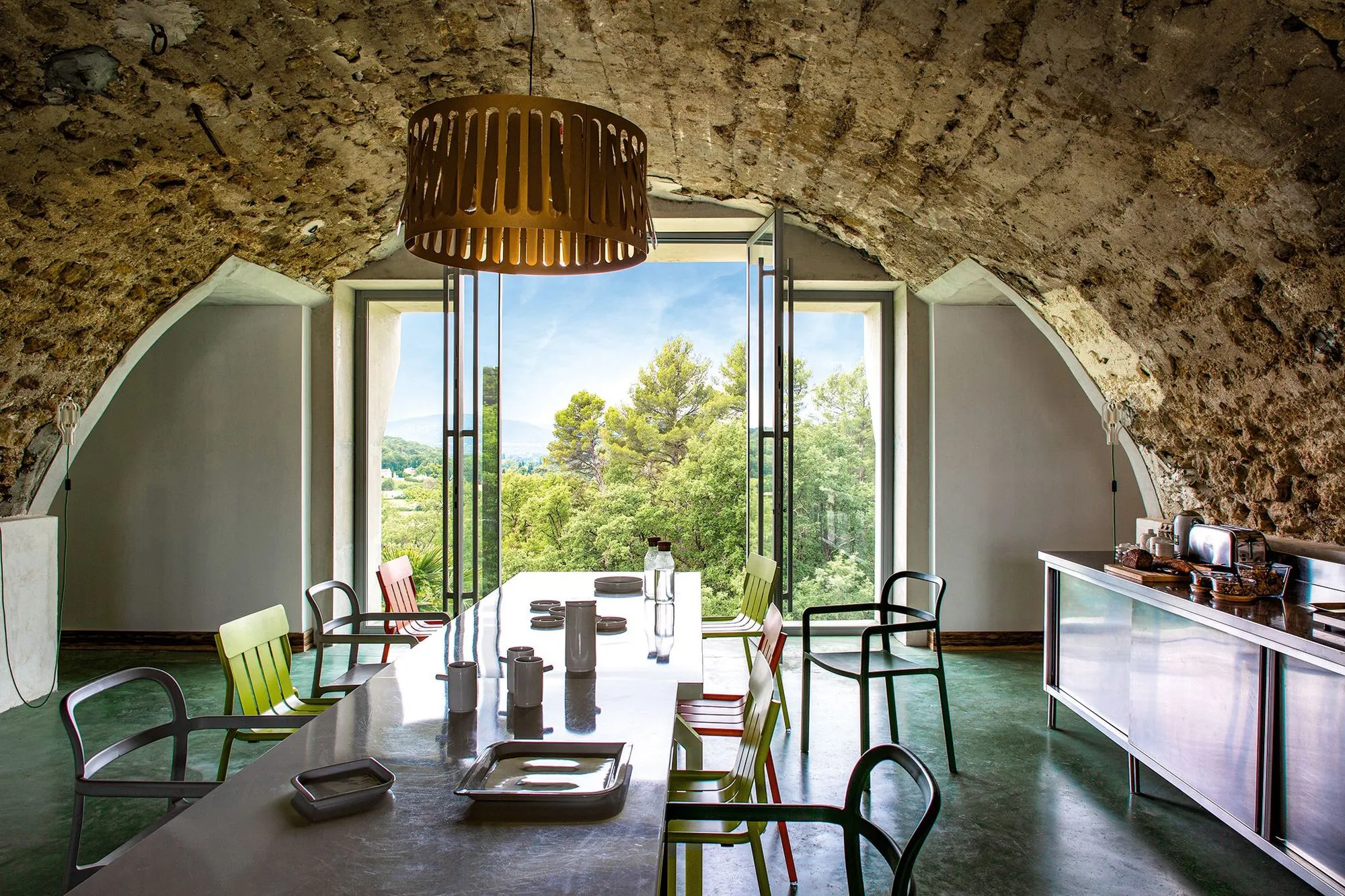 salle à manger plafond voûté en pierre