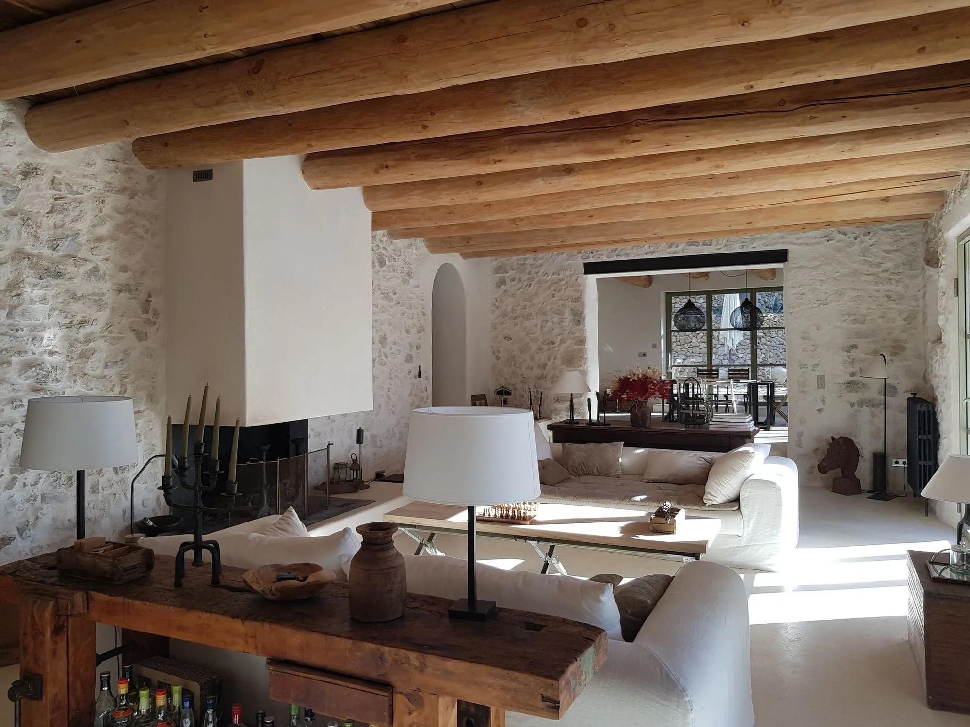 salon murs pierres et poutres