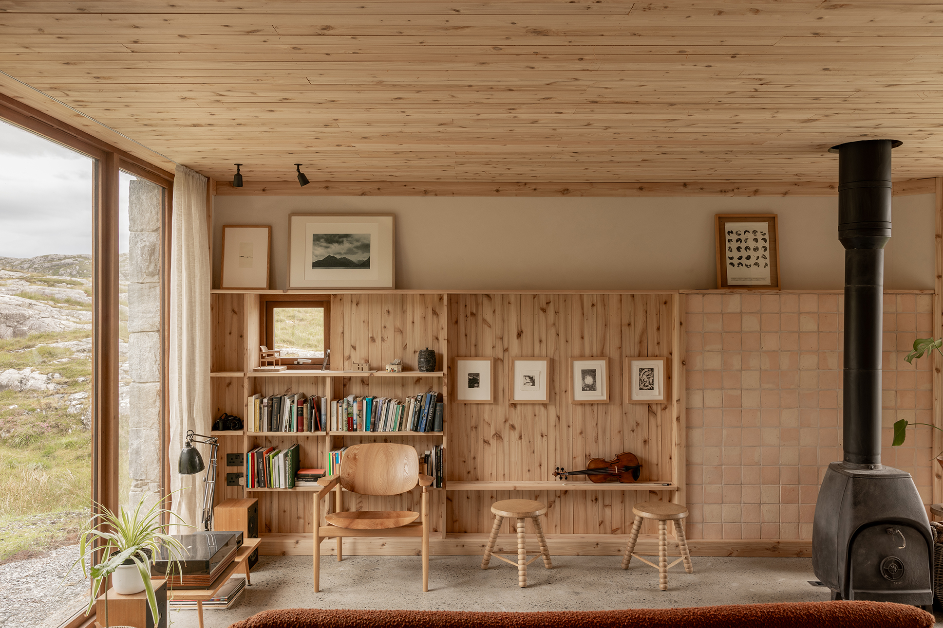 salon avec poêle maison en bois décoration contemporaine et naturelle