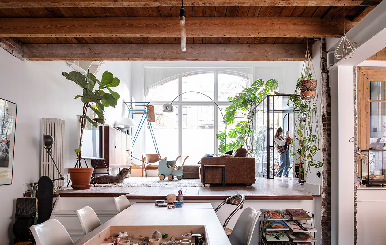salon et salle à manger avec poutres décoration contemporaine
