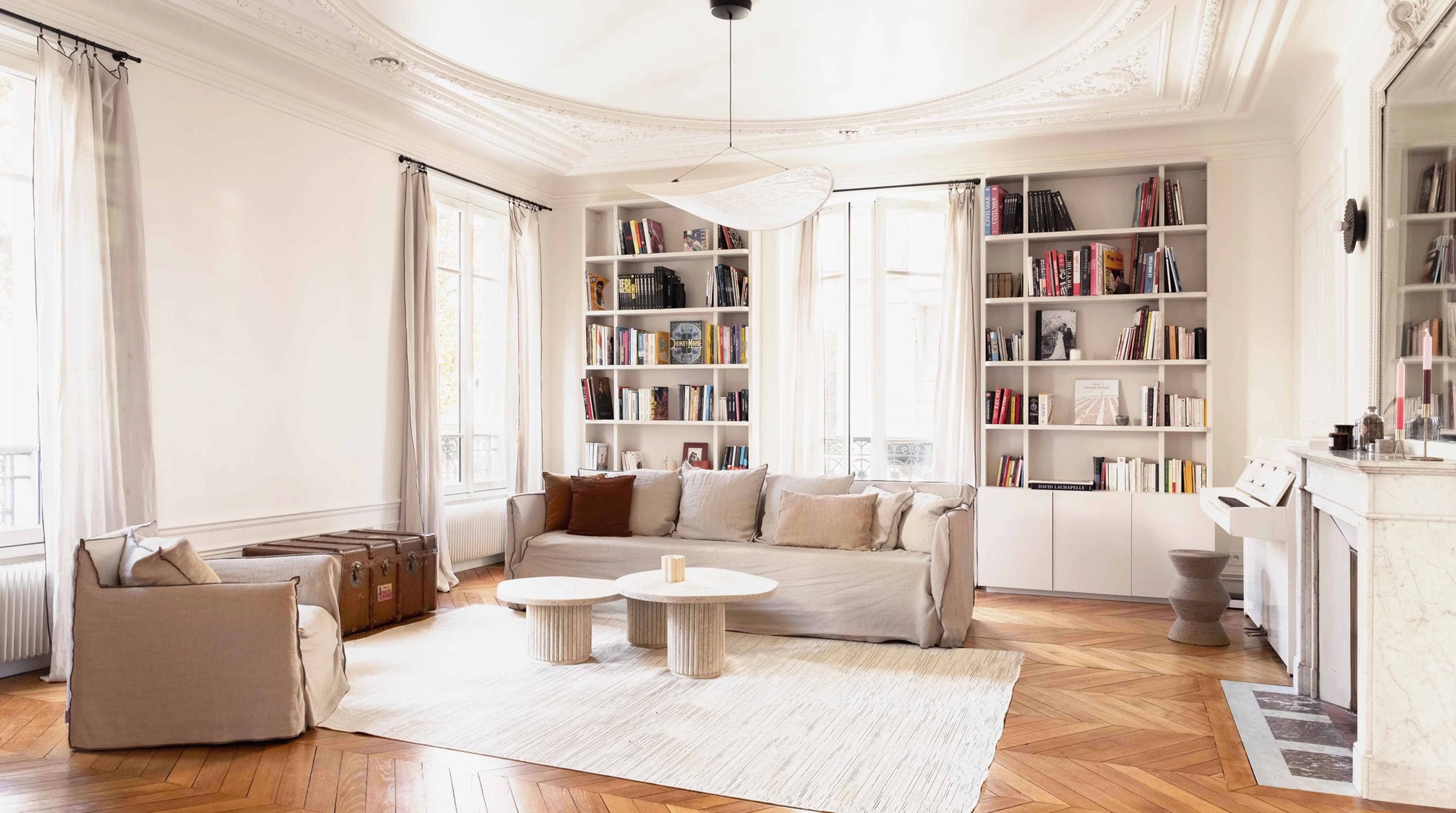 salon avec cheminée et moulures appartement haussmannien rénové Paris par Studio Castille salon avec cheminée et moulures appartement haussmannien rénové Paris par Studio Castille