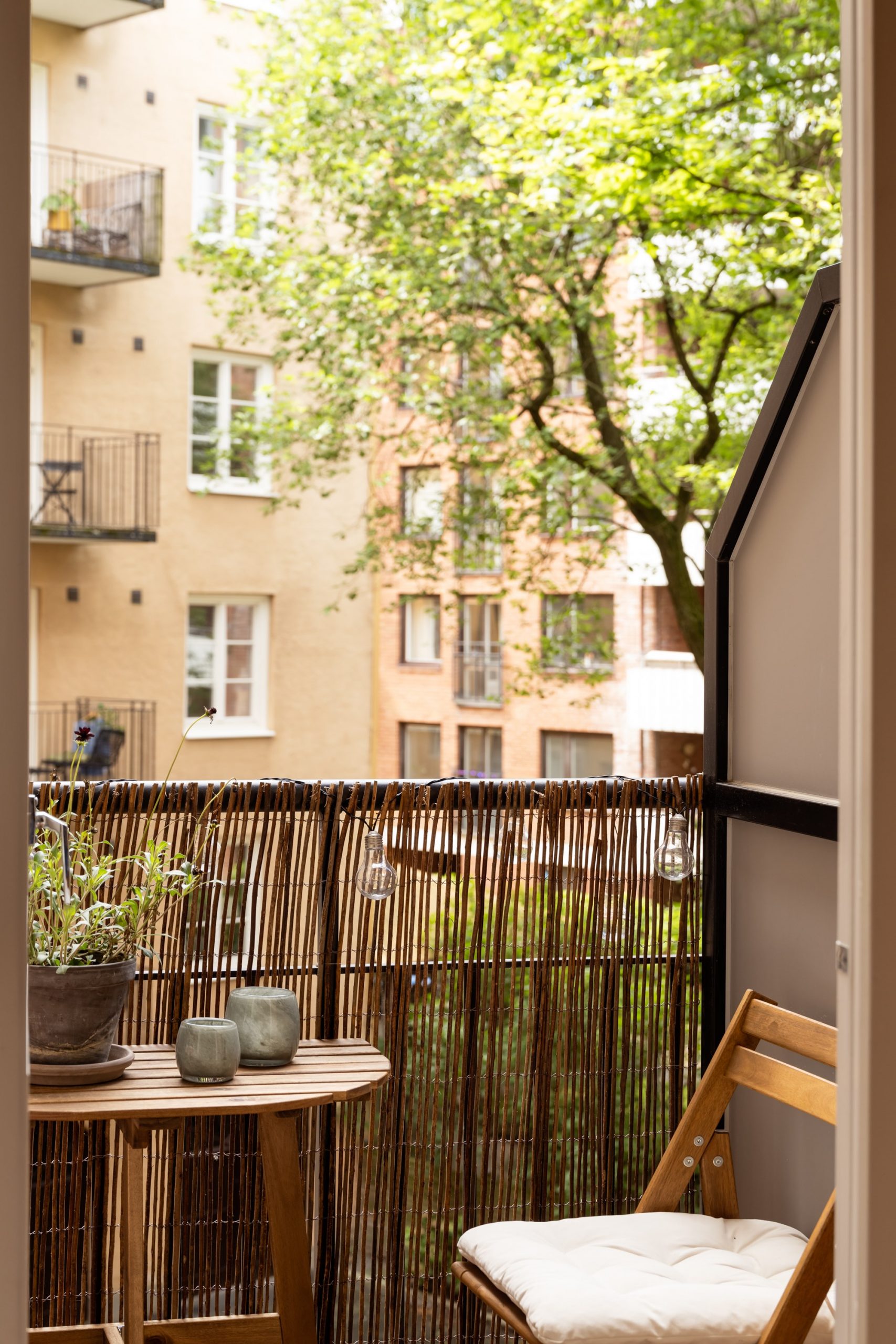 balcon appartement Suède décoration terracotta