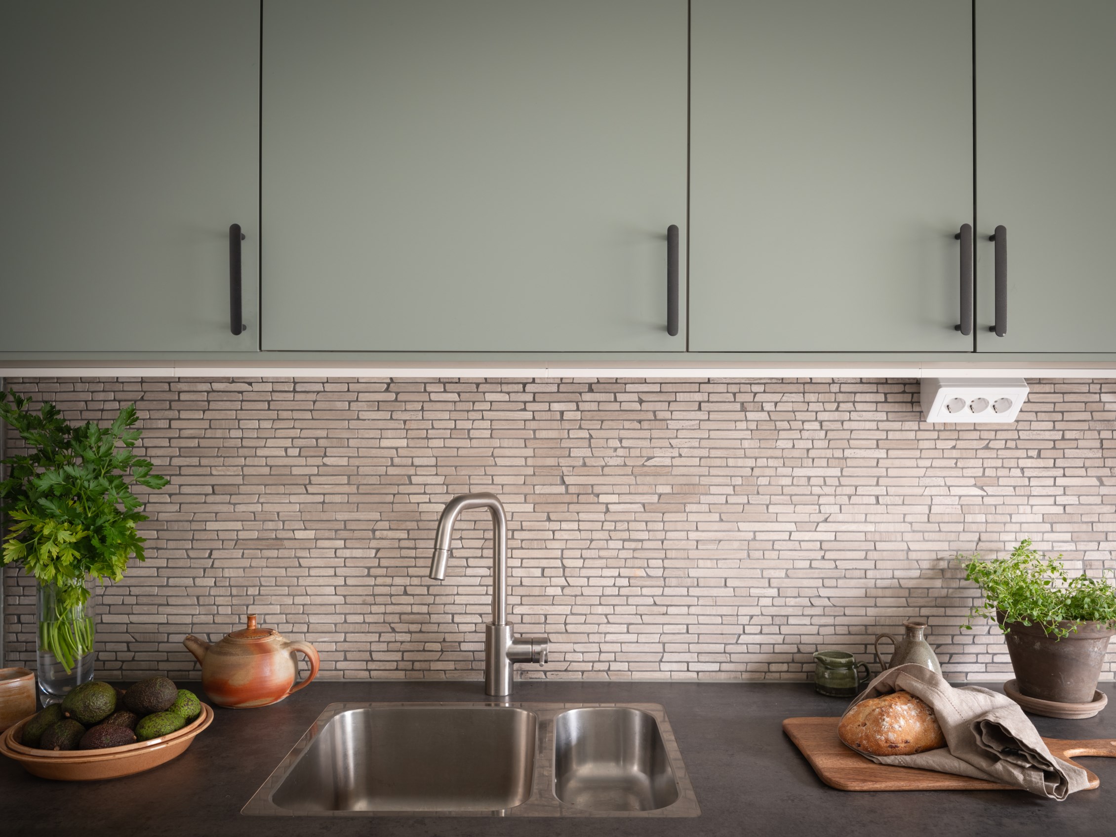 cuisine vert sauge avec coin repas studio 38m2 cuisine vert sauge avec coin repas studio 38m2