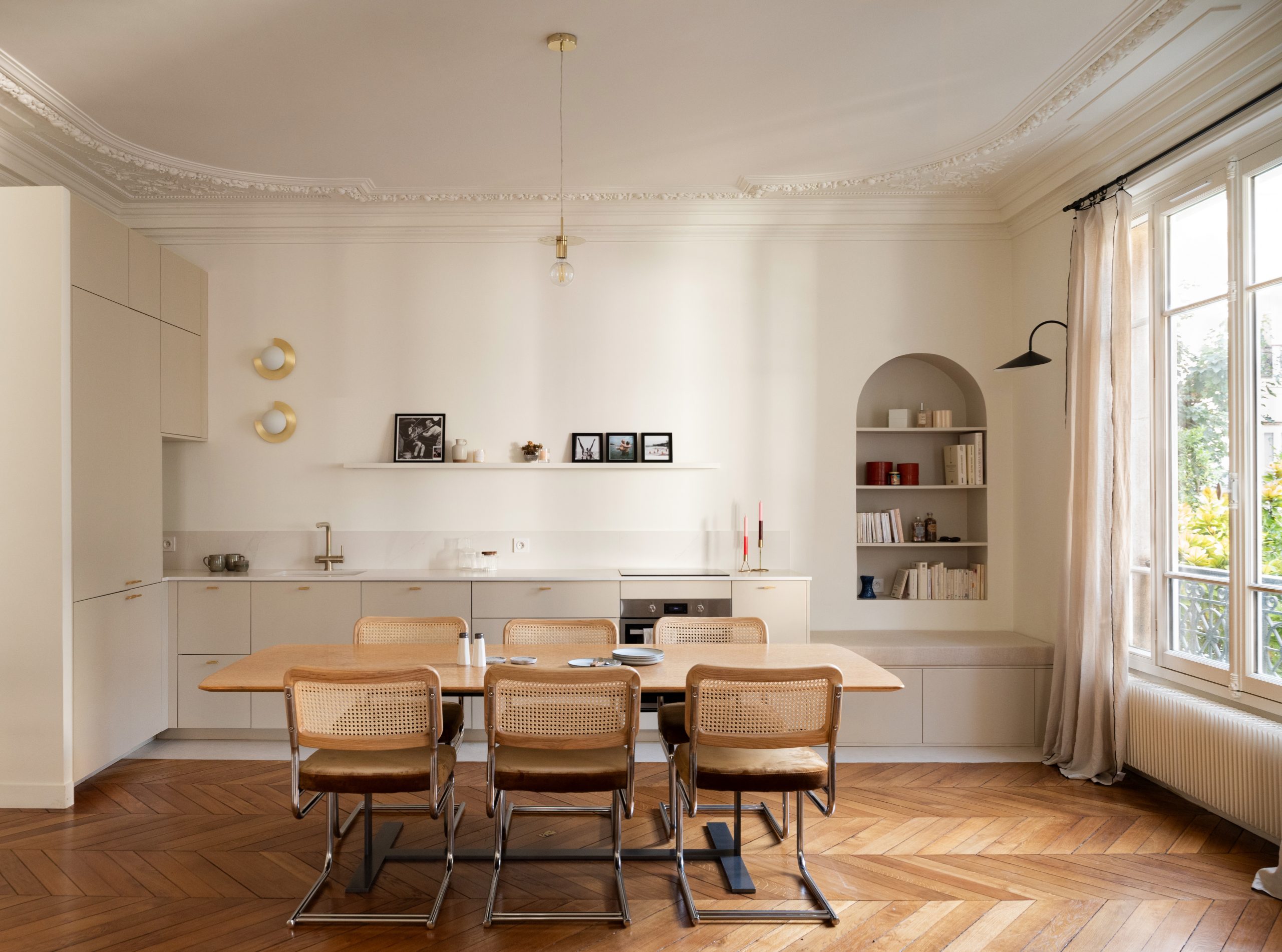 cuisine ouverte et salle à manger appartement haussmannien rénové Paris par Studio Castille cuisine ouverte et salle à manger appartement haussmannien rénové Paris par Studio Castille