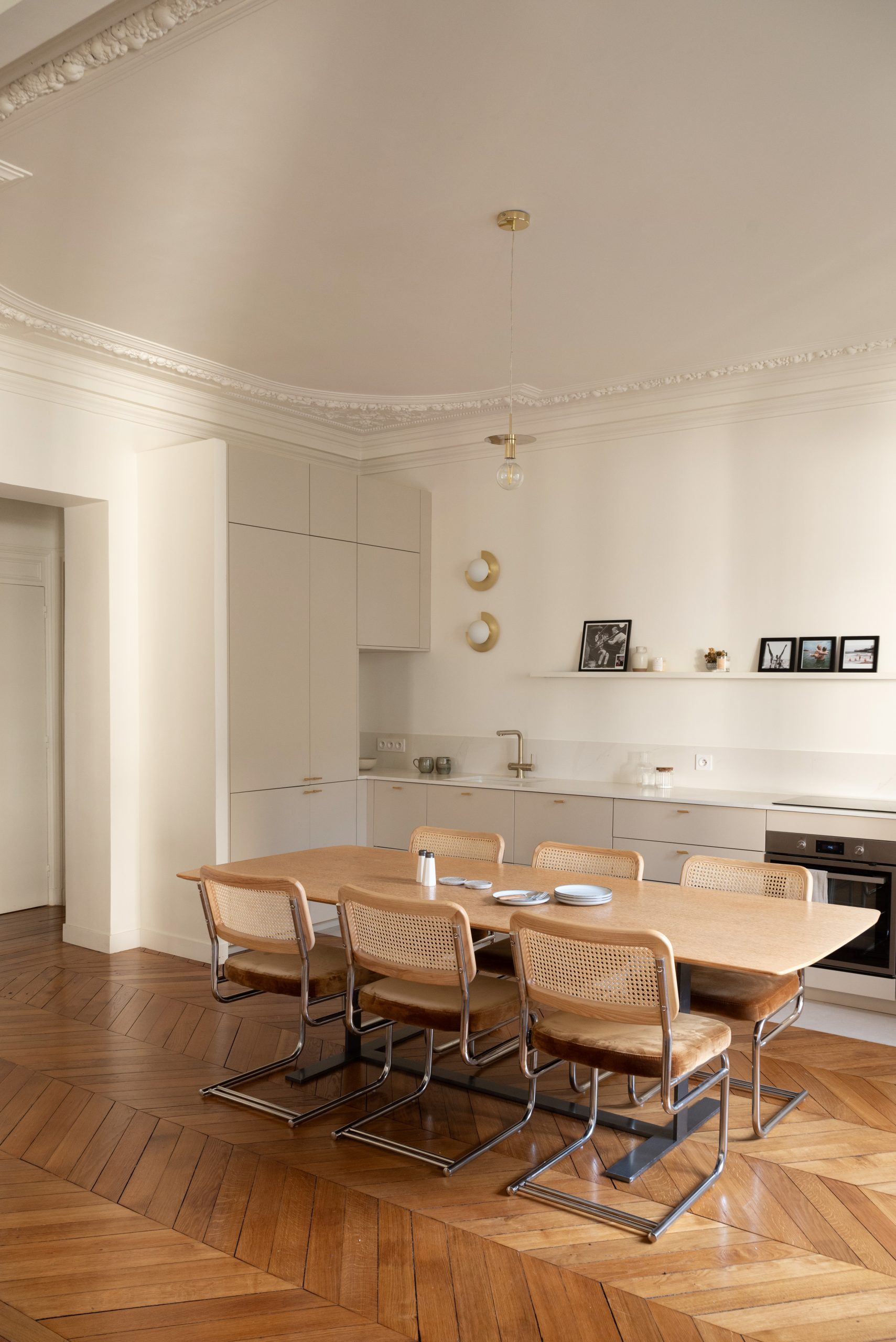 cuisine ouverte et salle à manger appartement haussmannien rénové Paris par Studio Castille cuisine ouverte et salle à manger appartement haussmannien rénové Paris par Studio Castille