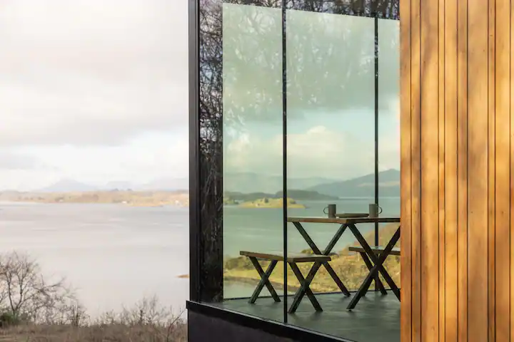 maison contemporaine en bois avec baies vitrées sol/plafond