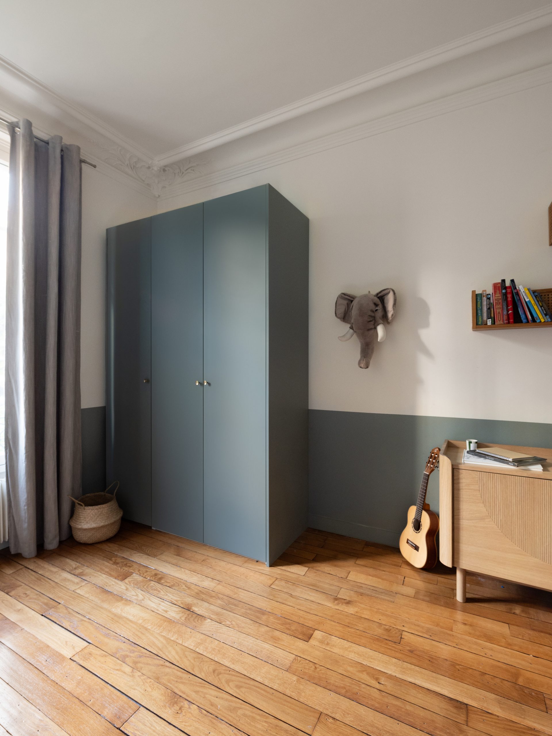 chambre appartement haussmannien rénové Paris par Studio Castille chambre appartement haussmannien rénové Paris par Studio Castille