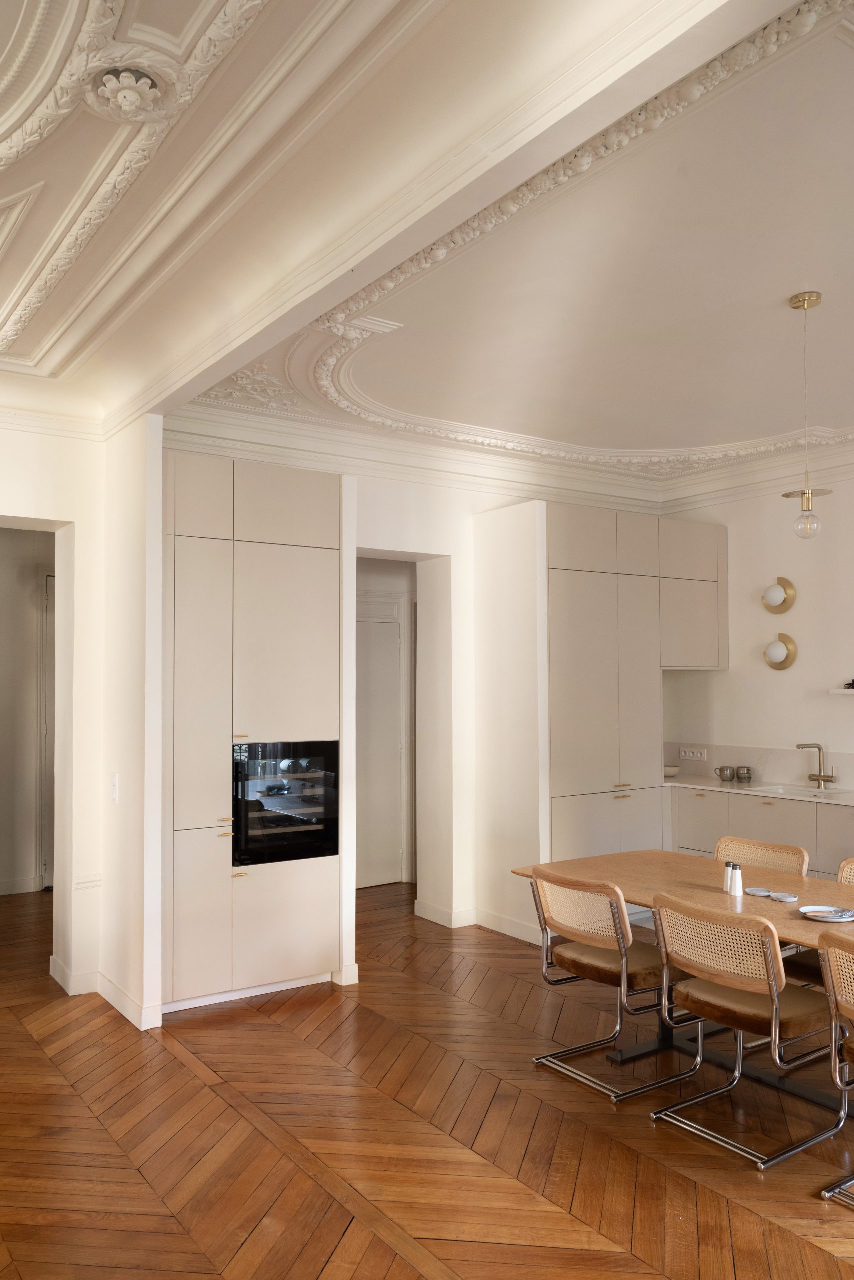 cuisine ouverte dans appartement haussmannien rénové Paris par Studio Castille cuisine ouverte dans appartement haussmannien rénové Paris par Studio Castille