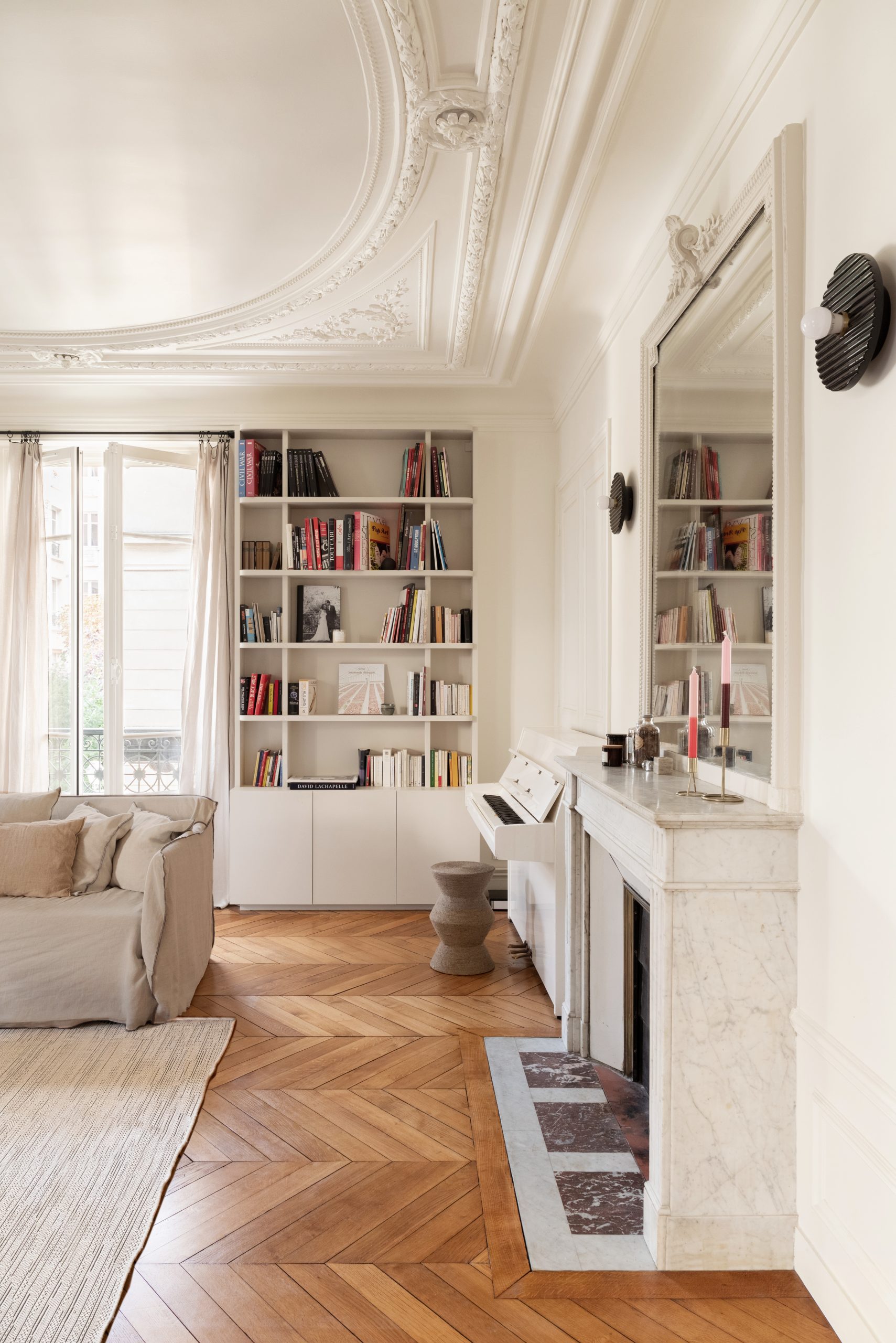 salon avec cheminée et moulures appartement haussmannien rénové Paris par Studio Castille salon avec cheminée et moulures appartement haussmannien rénové Paris par Studio Castille