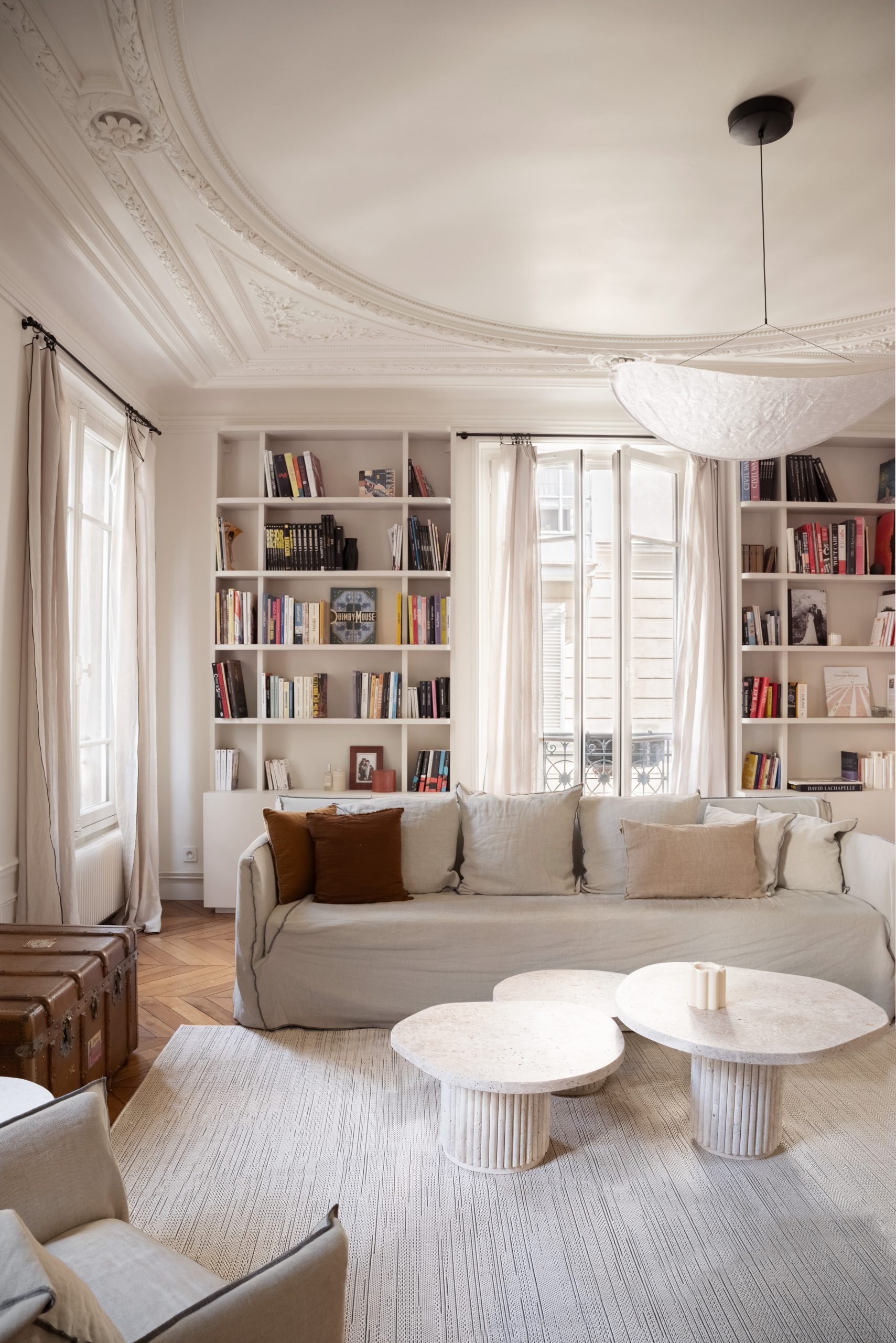 salon avec moulures appartement haussmannien rénové Paris par Studio Castille salon avec moulures appartement haussmannien rénové Paris par Studio Castille
