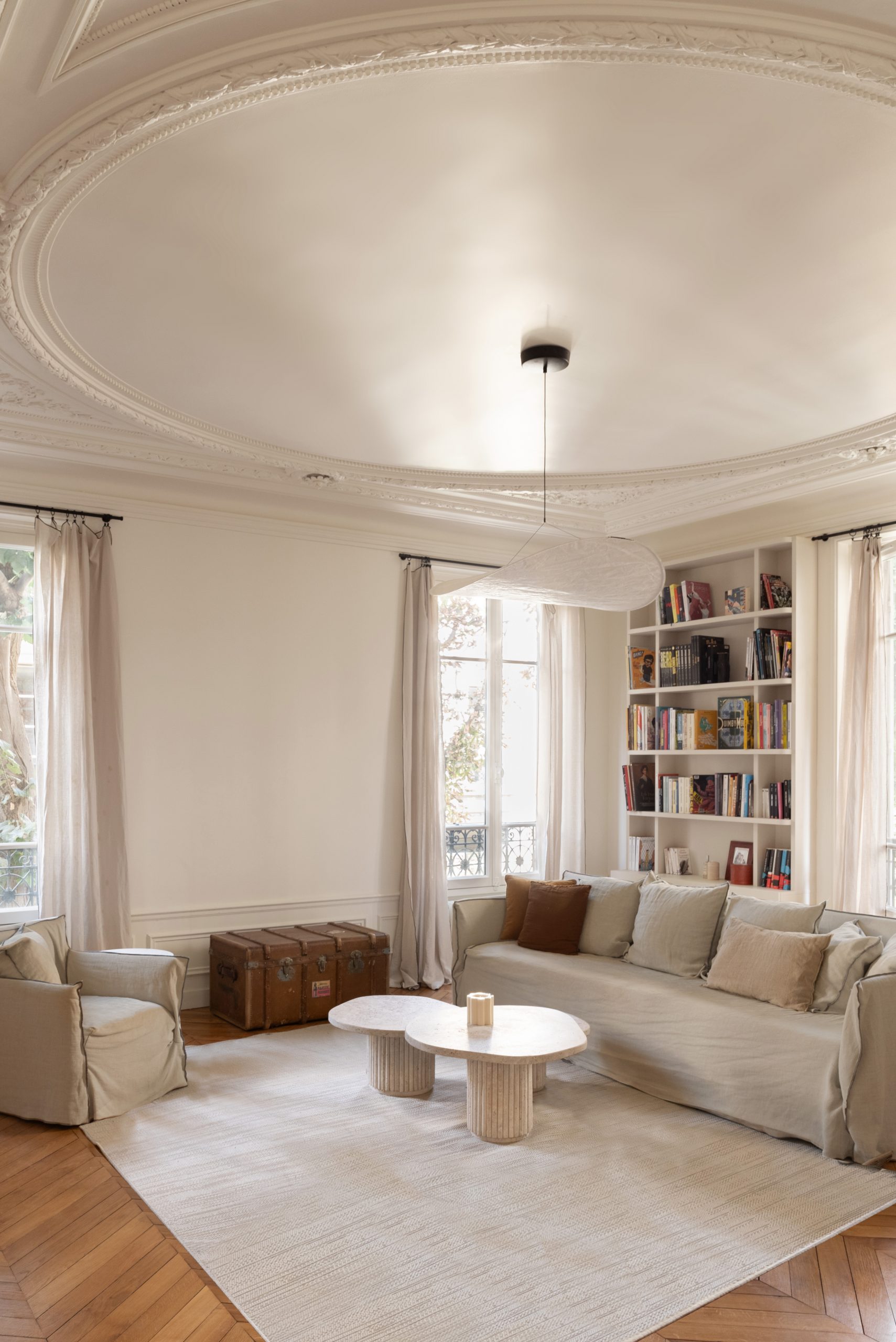 salon avec moulures appartement haussmannien rénové Paris par Studio Castille salon avec moulures appartement haussmannien rénové Paris par Studio Castille