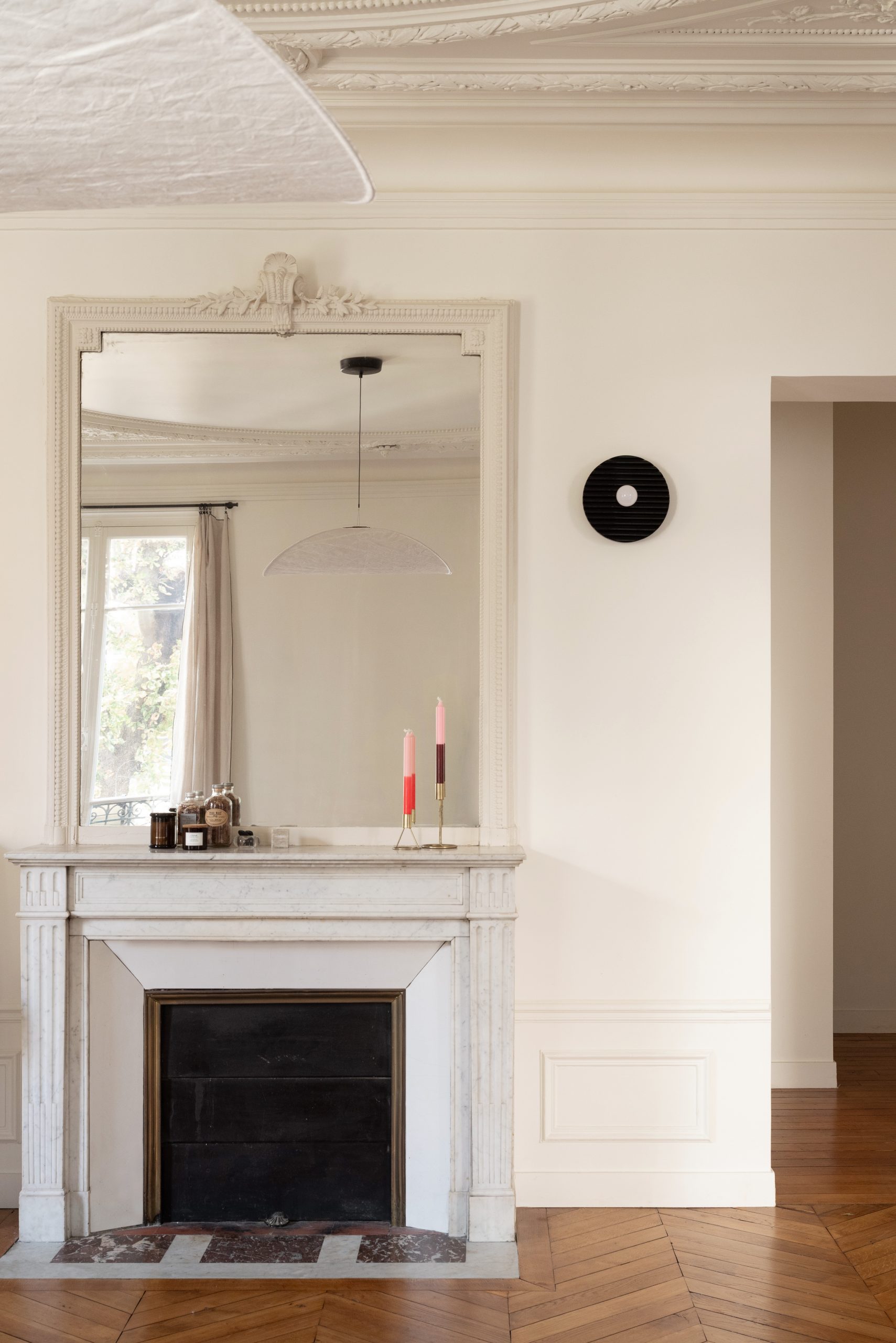 salon avec cheminée et moulures appartement haussmannien rénové Paris par Studio Castille salon avec cheminée et moulures appartement haussmannien rénové Paris par Studio Castille