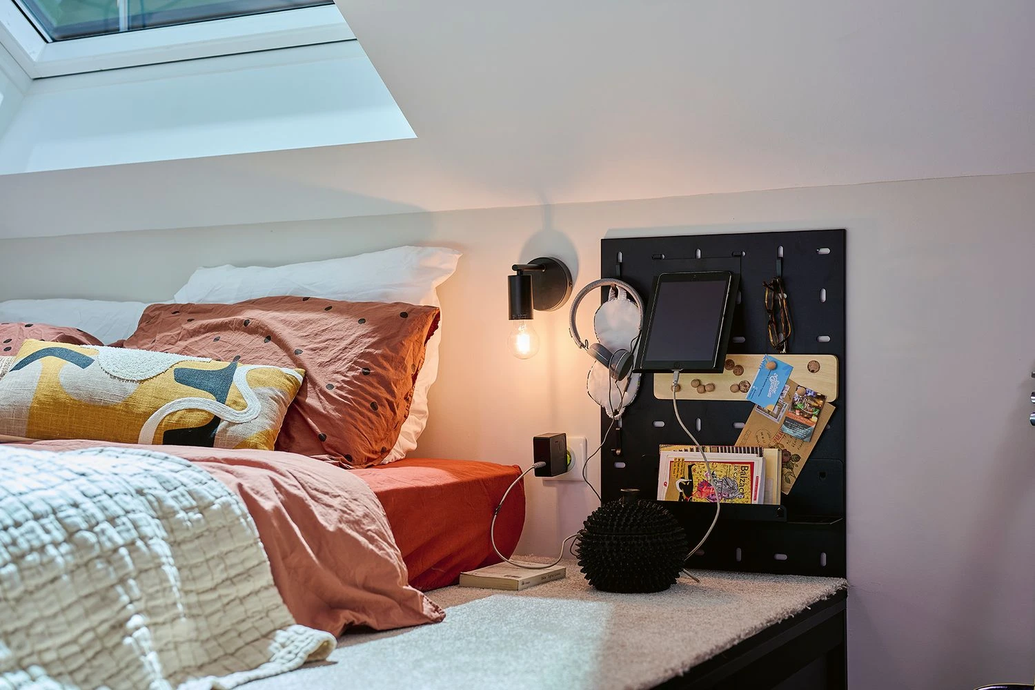 coin chambre sur podium dans studio sous les toits coin chambre sur podium dans studio sous les toits