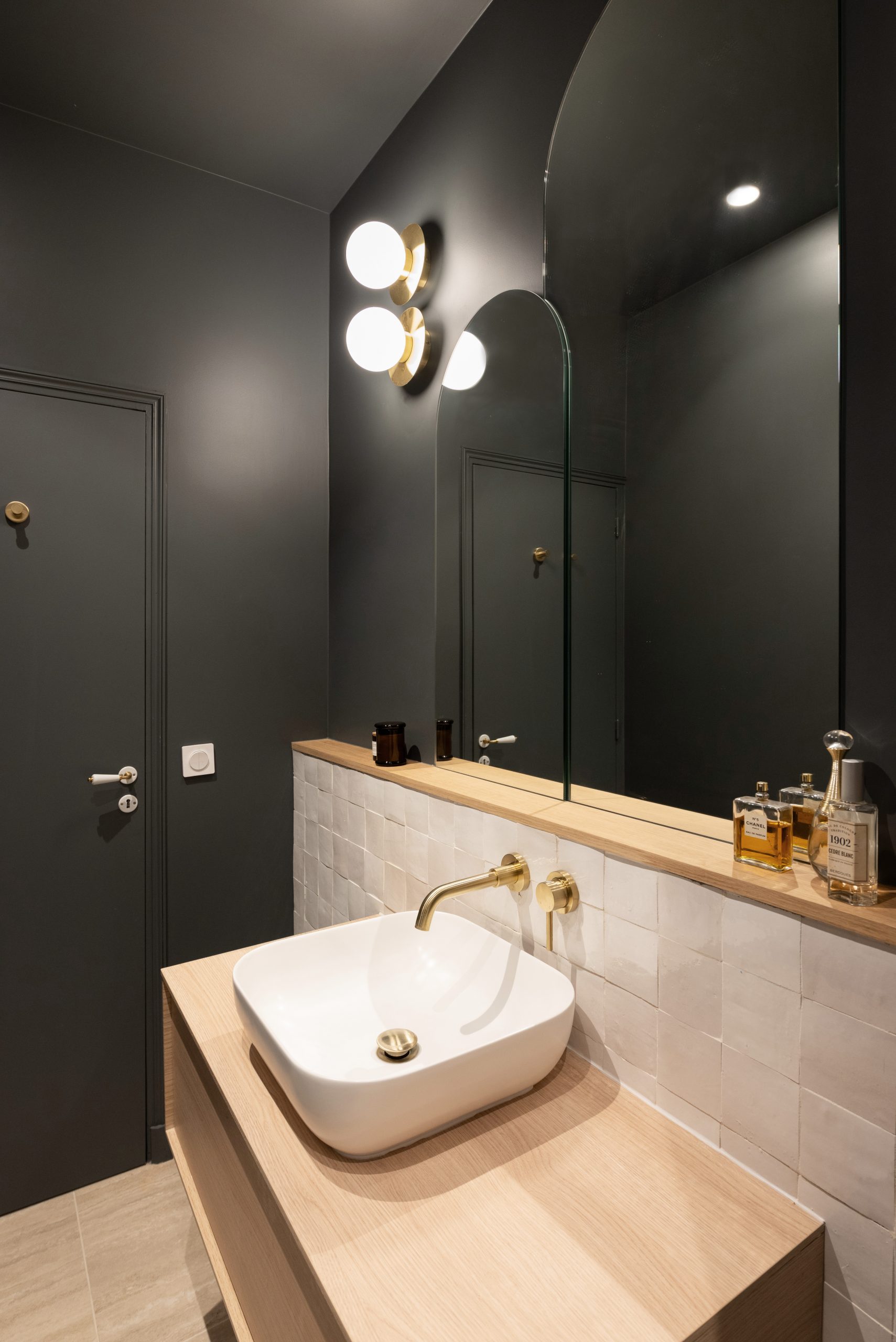 salle de bain appartement haussmannien rénové Paris par Studio Castille salle de bain appartement haussmannien rénové Paris par Studio Castille