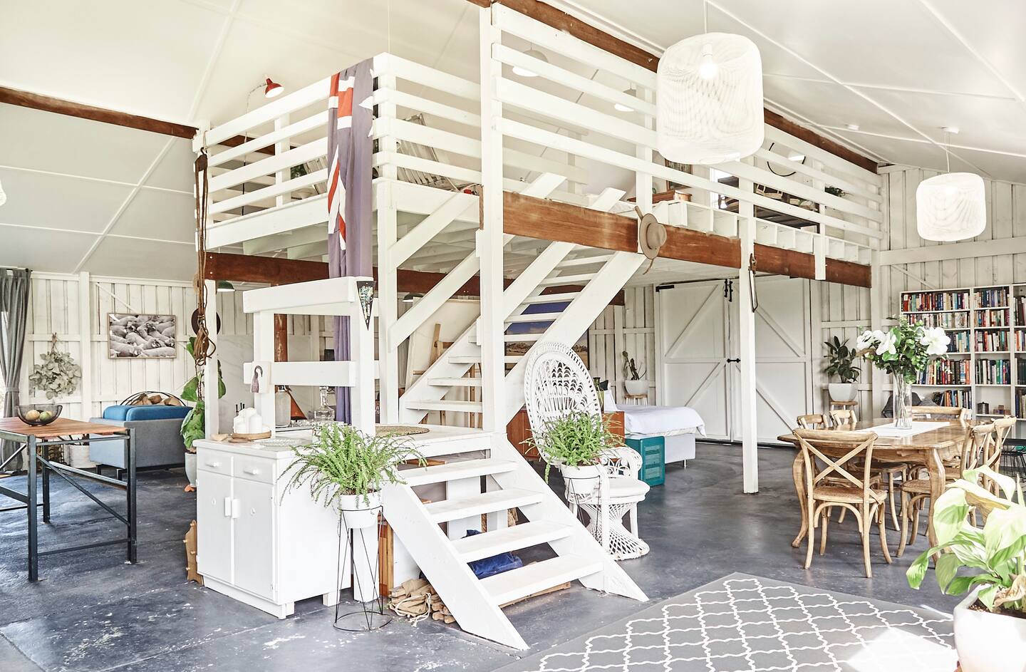 salon avec mezzanine maison en bois de style grange rénovée salon avec mezzanine maison en bois de style grange rénovée