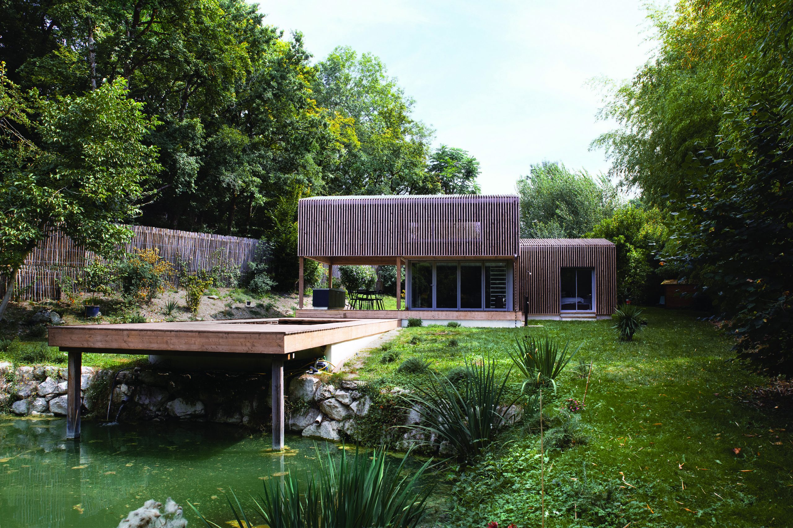 maison architecte au bord d'un lac