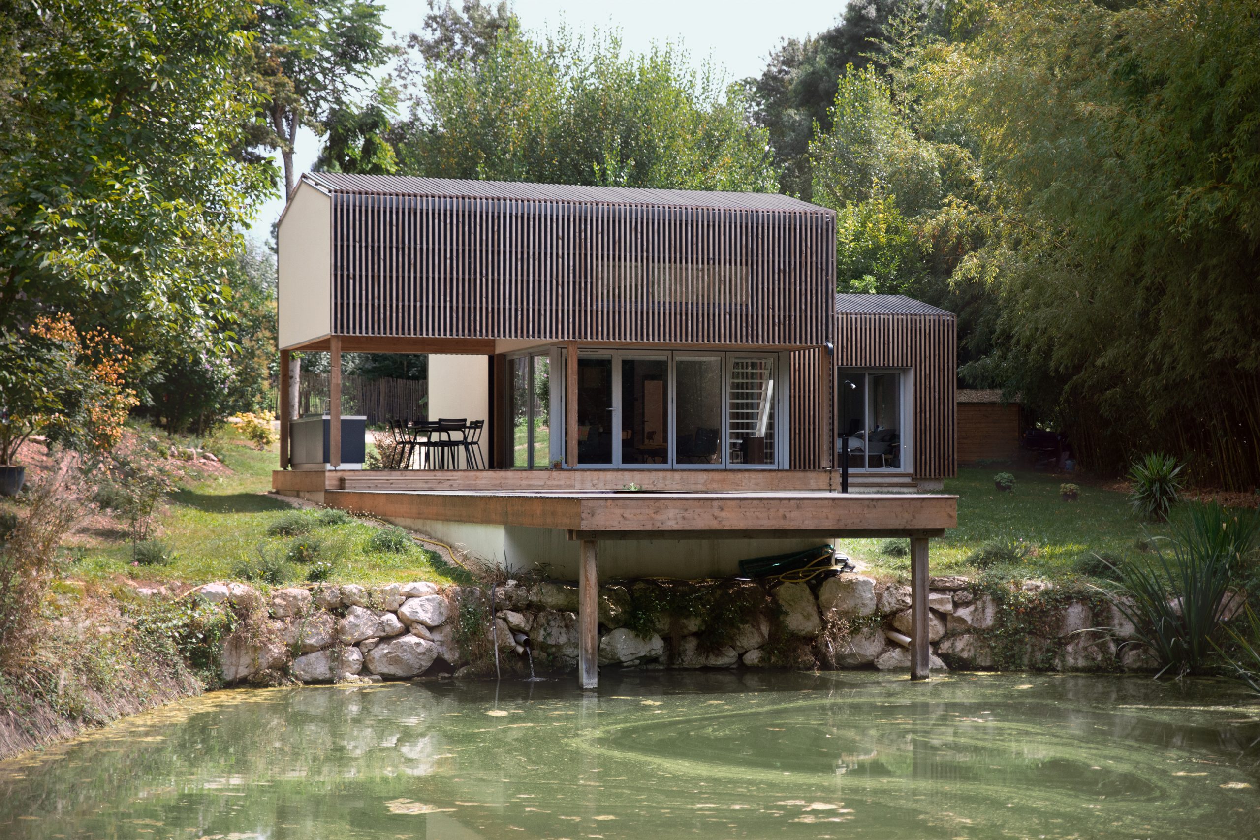 maison architecte au bord d'un lac