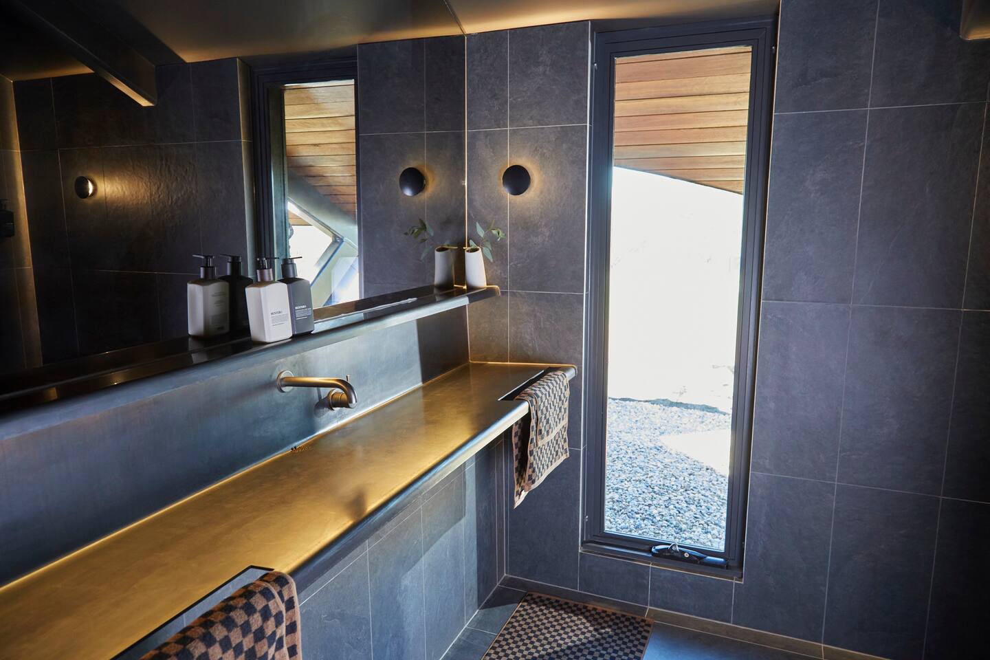 salle de bain grise petite maison 40m2 hors réseaux salle de bain grise petite maison 40m2 hors réseaux