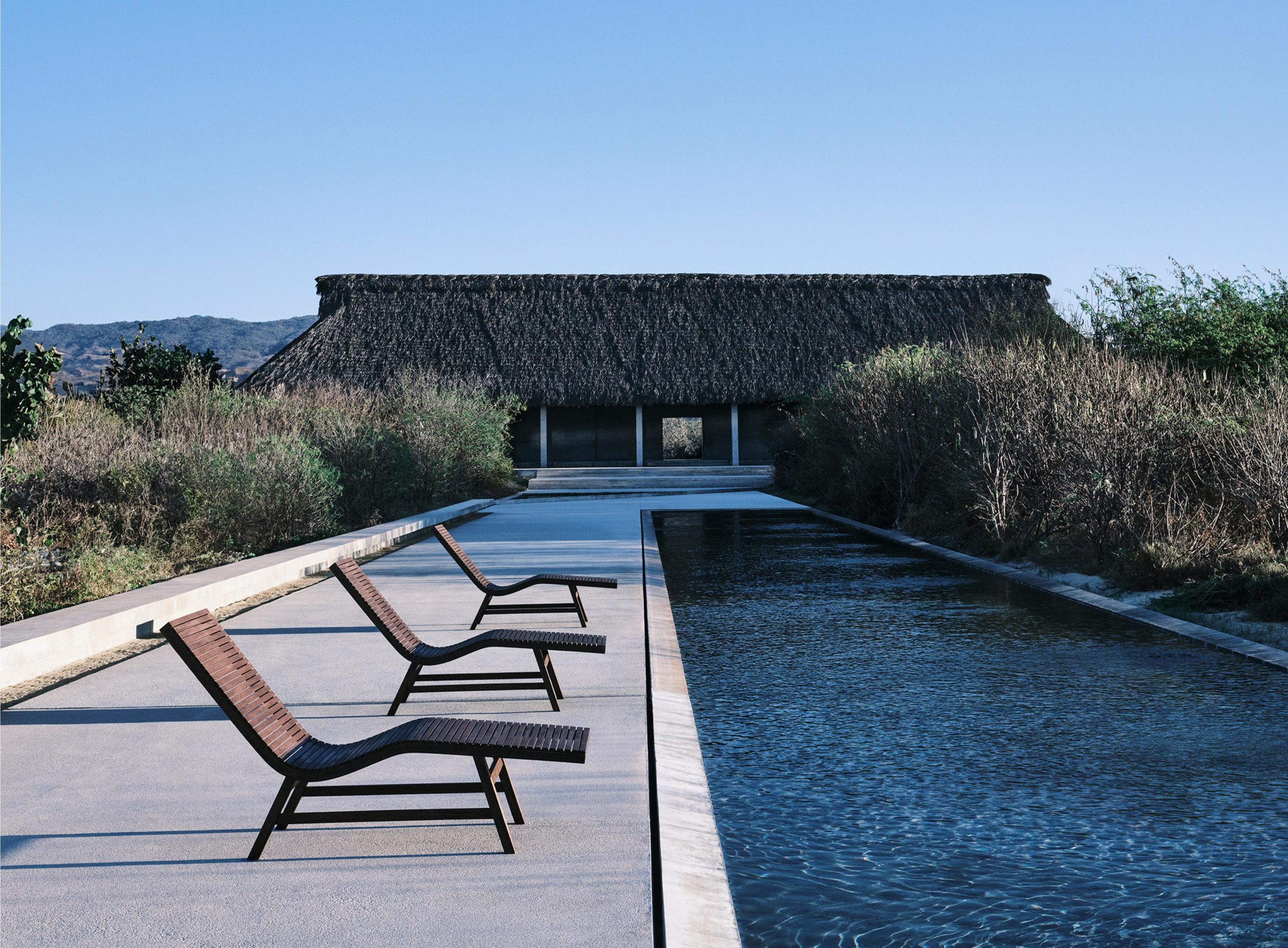 terrasse avec piscine et chaise longue collection Zara Home et Vincent Van Duysen 2024 terrasse avec piscine et chaise longue collection Zara Home et Vincent Van Duysen 2024