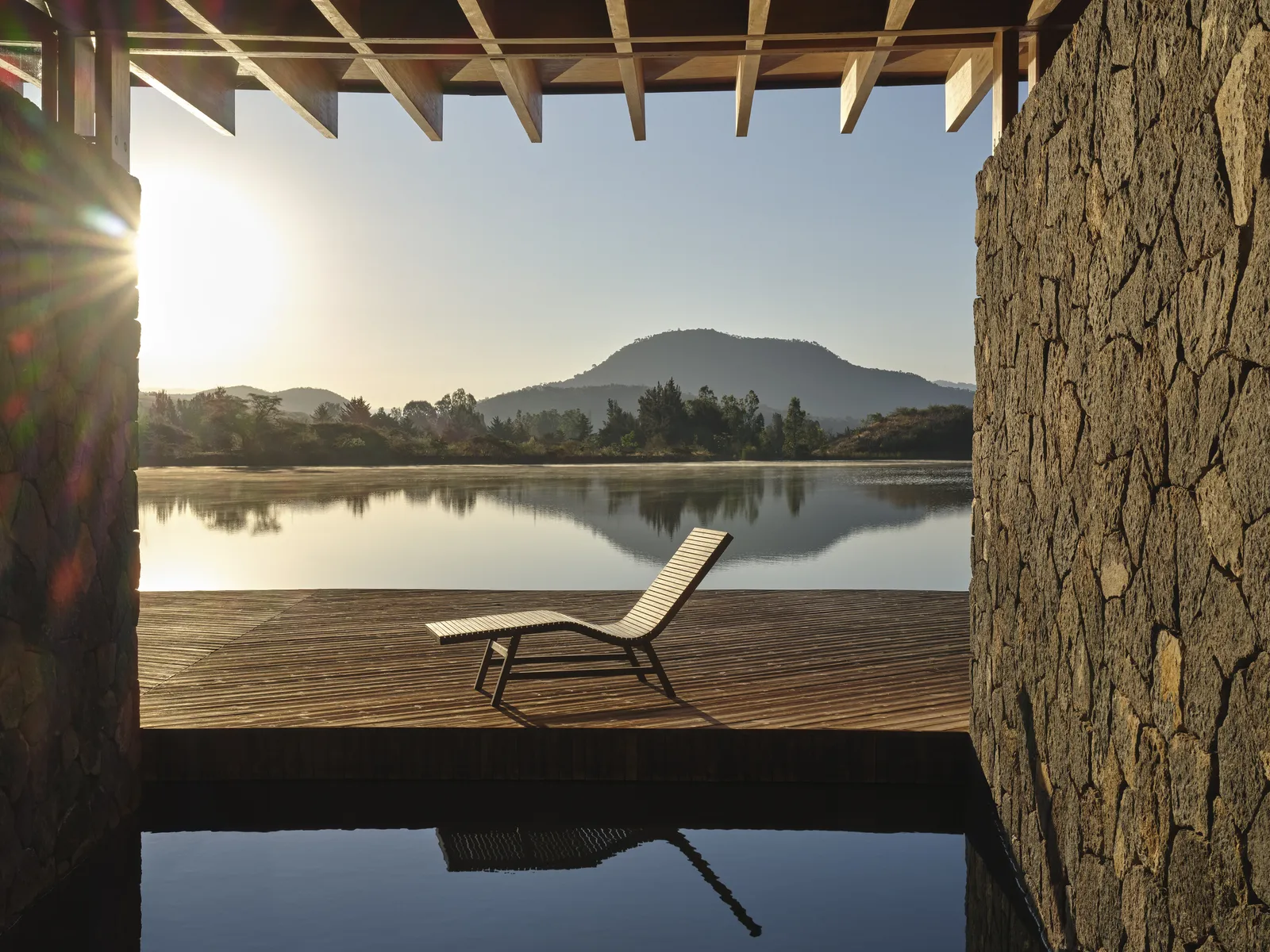 terrasse avec piscine et chaise longue collection Zara Home et Vincent Van Duysen 2024 terrasse avec piscine et chaise longue collection Zara Home et Vincent Van Duysen 2024