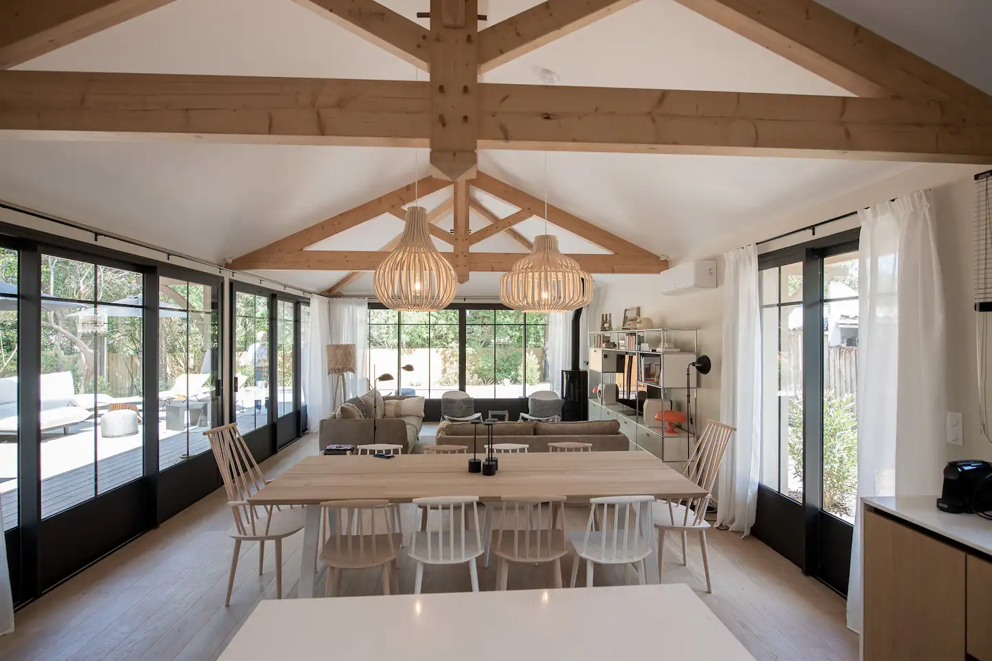 salon avec poutres maison en bois La Villa des Grands Pins Arcachon salon avec poutres maison en bois La Villa des Grands Pins Arcachon