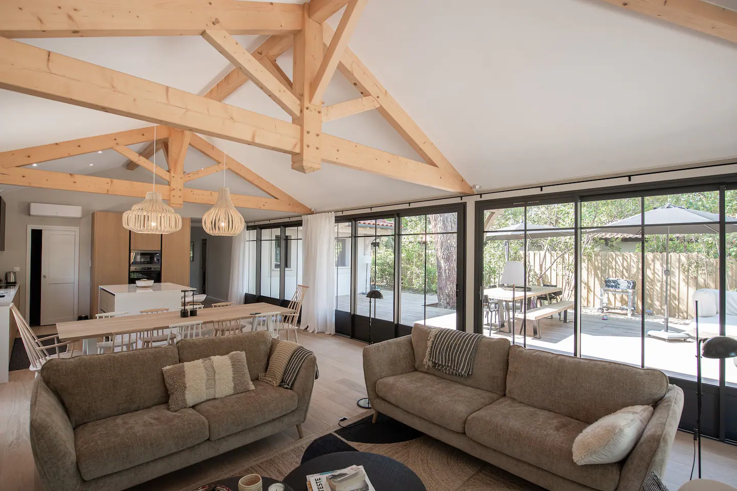 salon avec poutres maison en bois La Villa des Grands Pins Arcachon salon avec poutres maison en bois La Villa des Grands Pins Arcachon