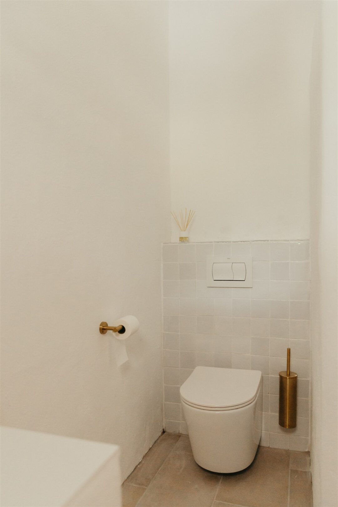 toilettes murs blancs enduits