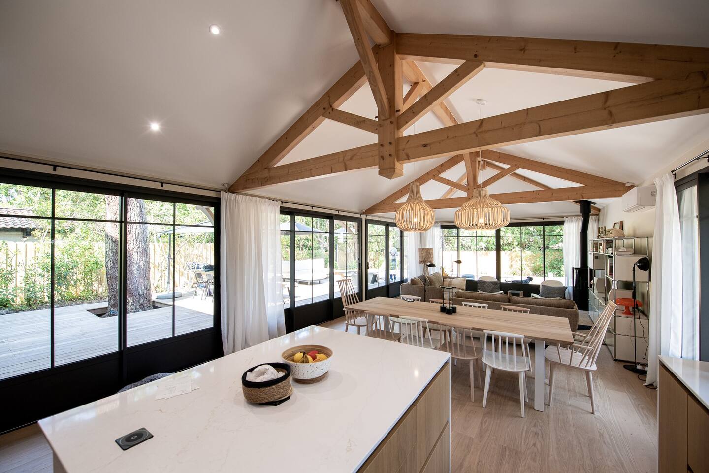 salon avec poutres maison en bois La Villa des Grands Pins Arcachon salon avec poutres maison en bois La Villa des Grands Pins Arcachon