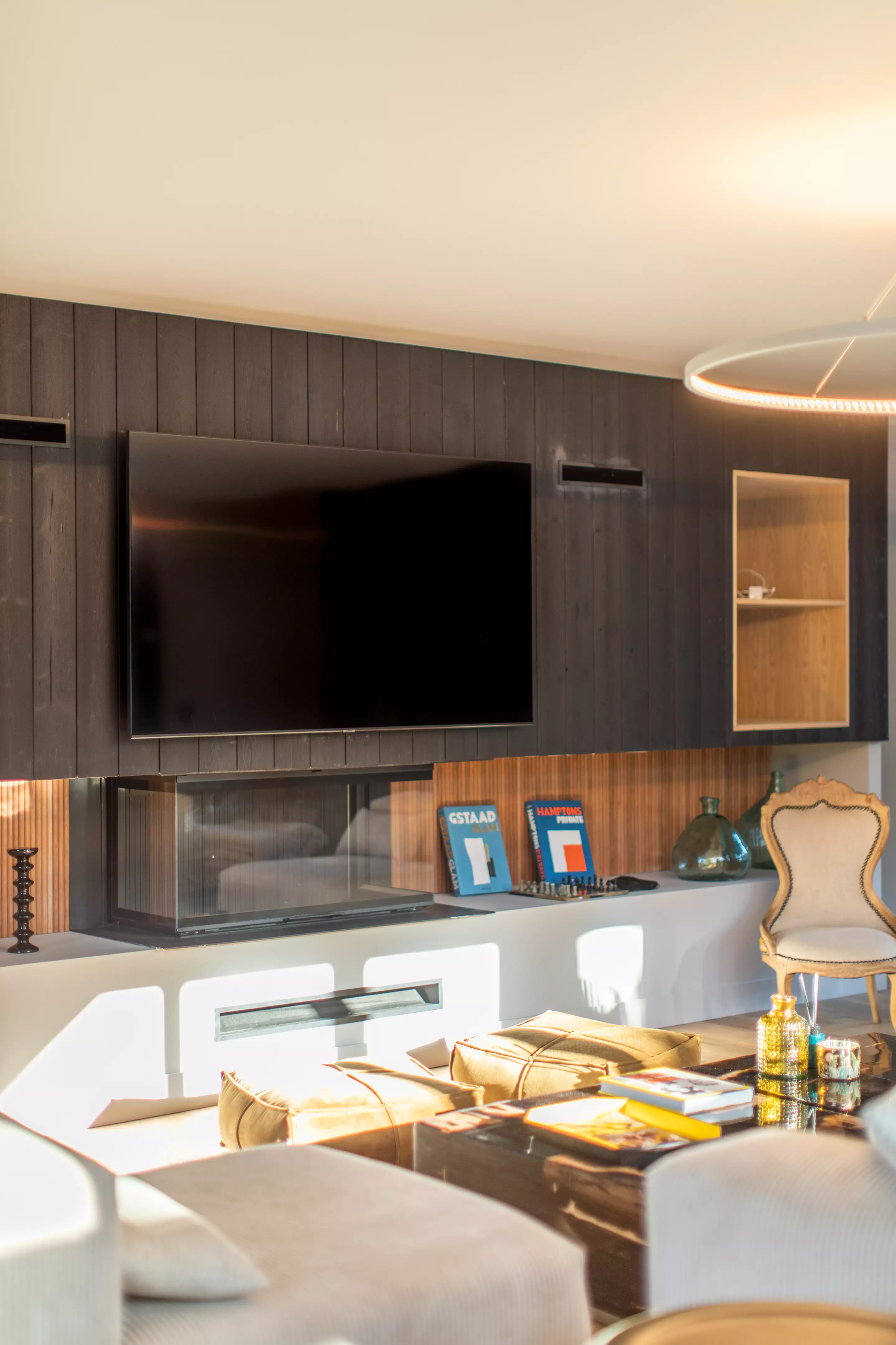 salon avec cheminée décoration contemporaine maison en bois Villa Lucy Le Cap Ferret salon avec cheminée décoration contemporaine maison en bois Villa Lucy Le Cap Ferret