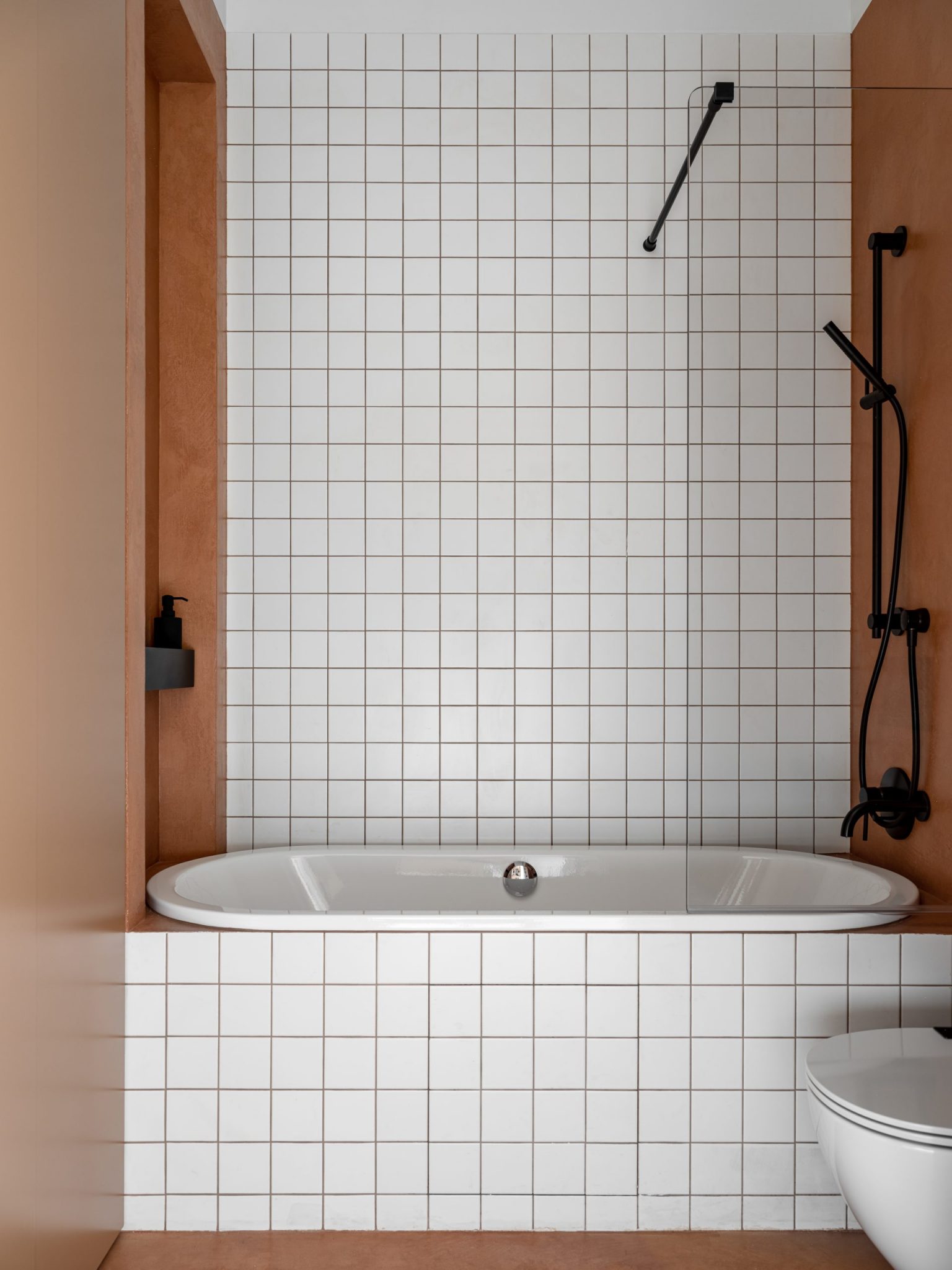 salle de bain murs terracotta