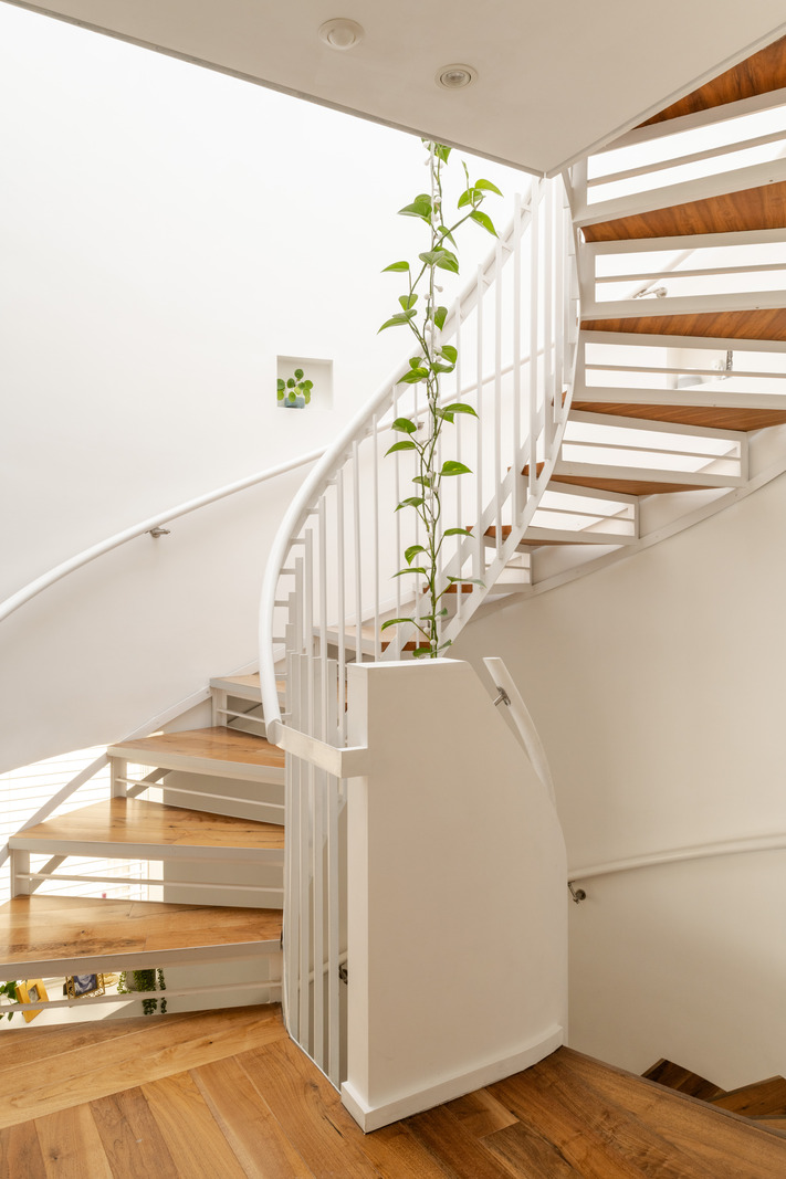 escalier métal blanc et bois en colimaçon maison contemporaine