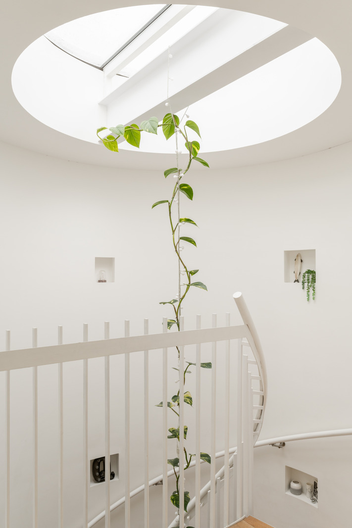 escalier métal blanc et bois en colimaçon maison contemporaine