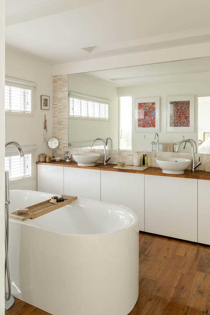 salle de bain avec baignoire îlot design