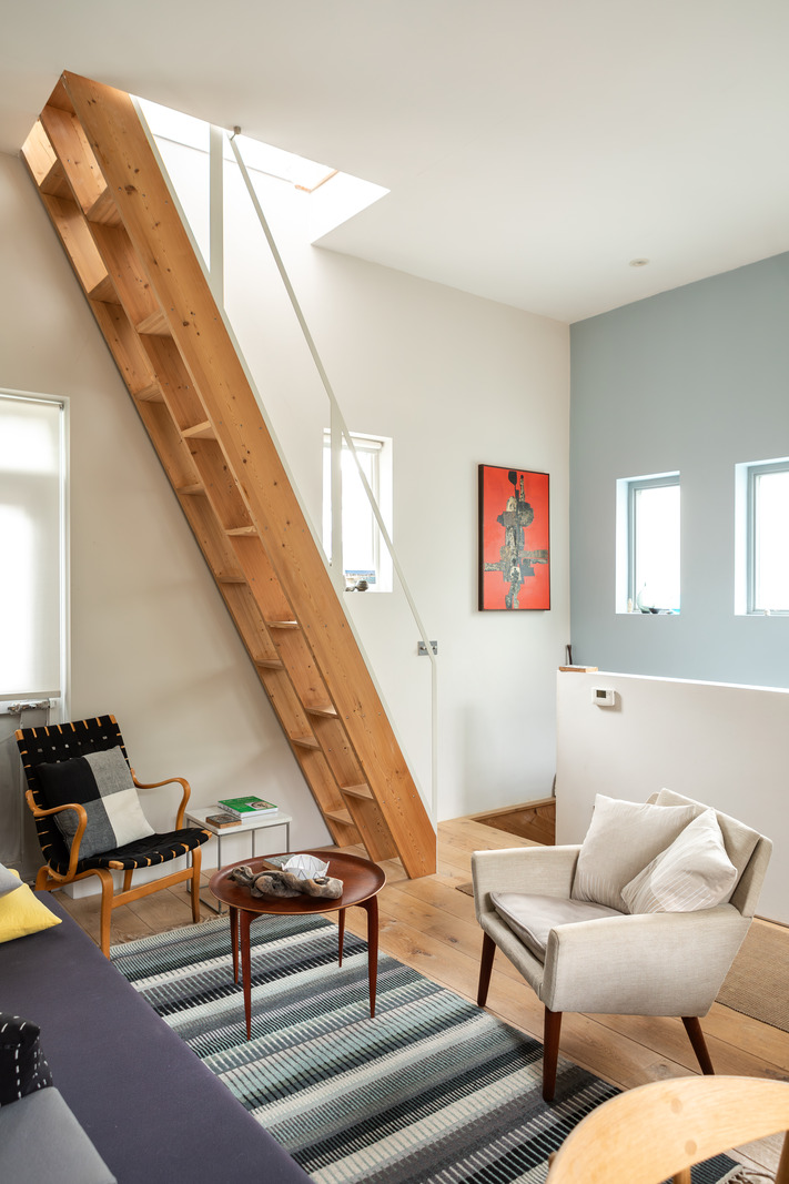 salon avec escalier à pas inversé mini loft salon avec escalier à pas inversé mini loft