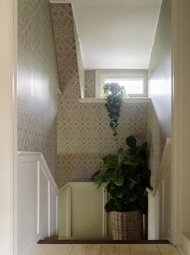 montée d montée d'escalier avec papier-peint vintage maison des années 1930