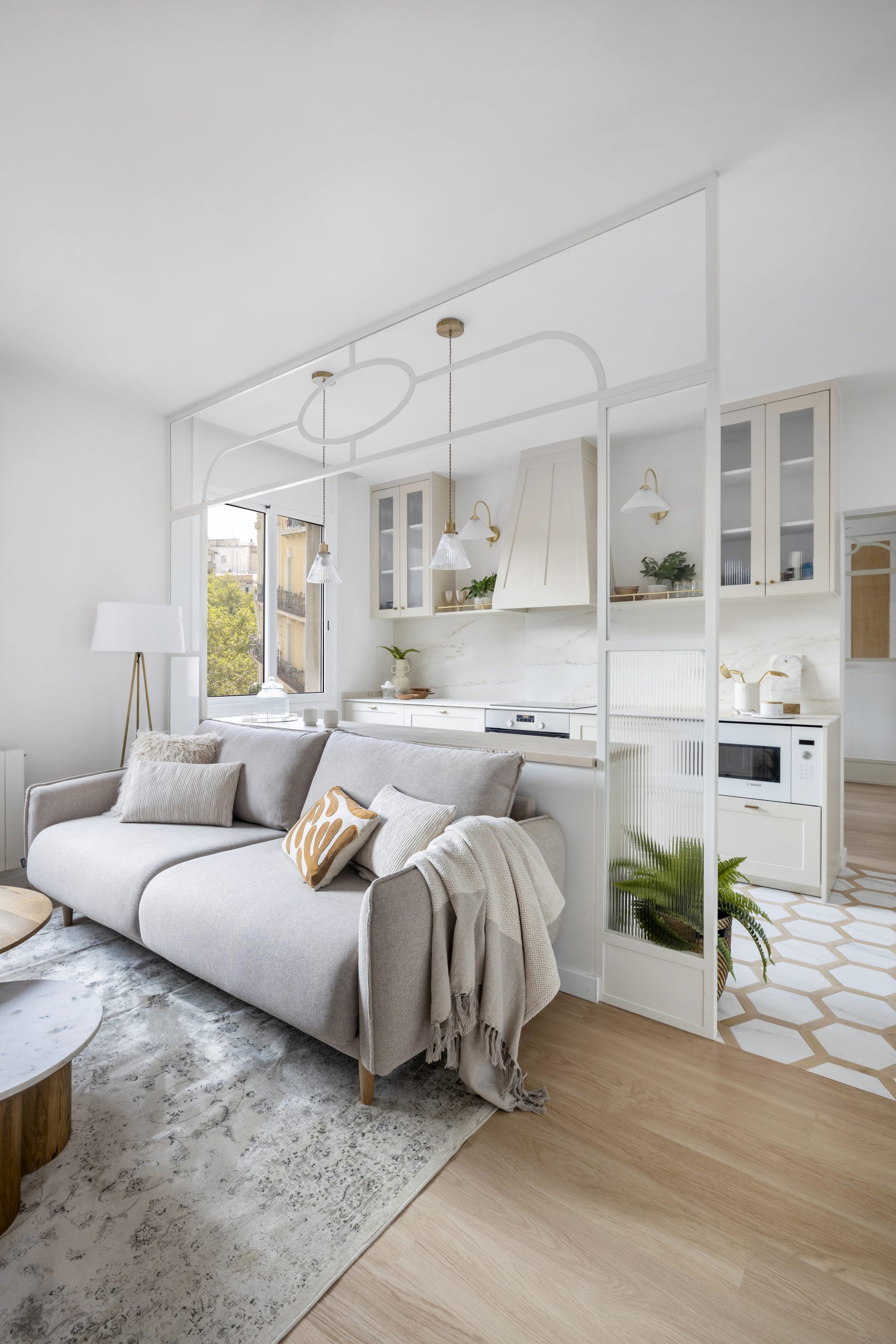 cuisine et salon appartement 67m2 avec verrière blanche