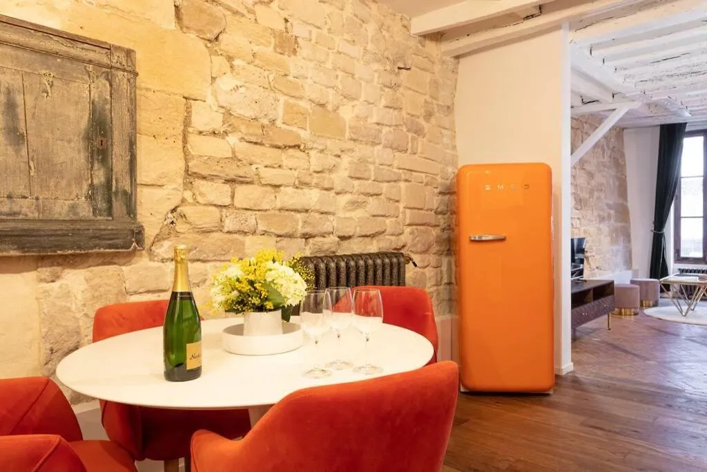 salle à manger mur pierres décoration vintage frigo SMEG orange salle à manger mur pierres décoration vintage frigo SMEG orange