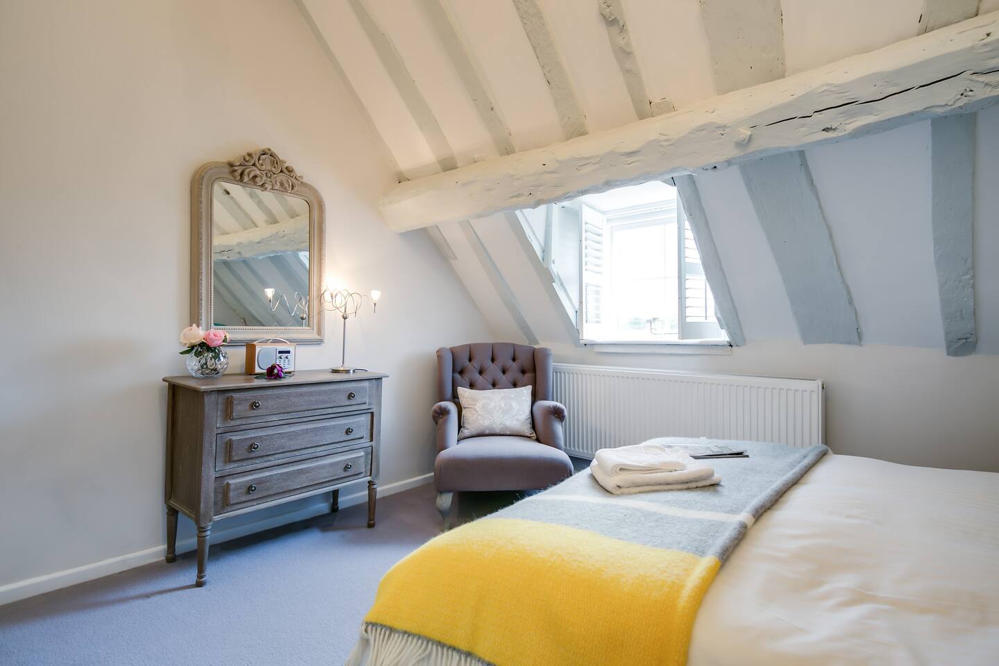 chambre mansardée poutres blanches décoration classique chic chambre mansardée poutres blanches décoration classique chic