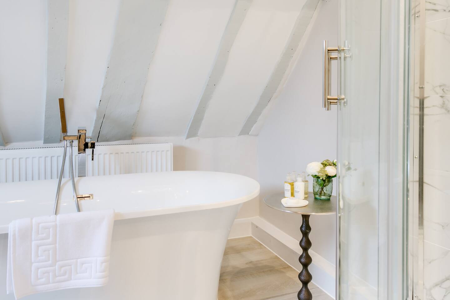 salle de bain mansardée poutres blanches décoration classique chic et vintage salle de bain mansardée poutres blanches décoration classique chic et vintage