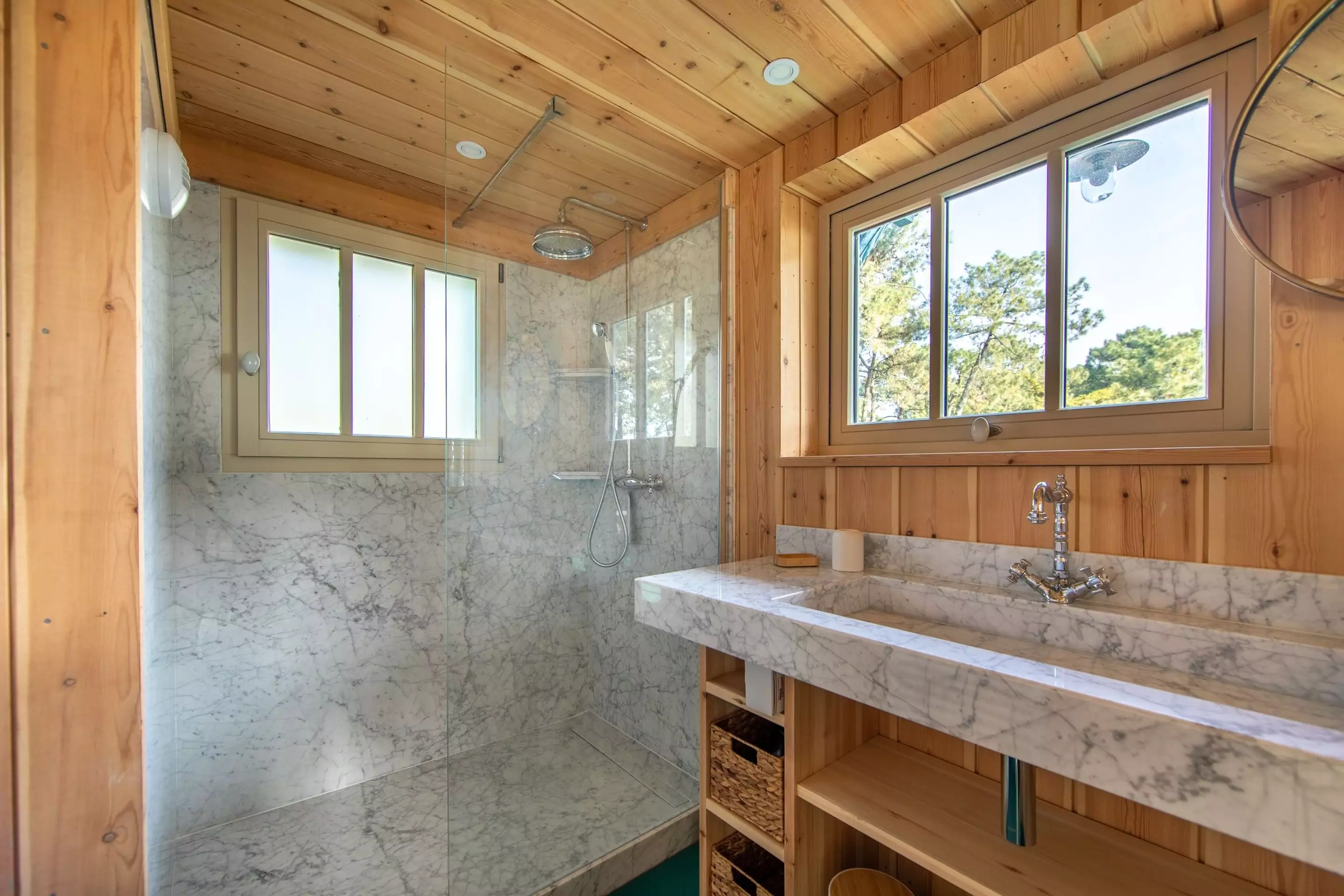 salle de bain marbre et bois le Cap Ferret villa Persan salle de bain marbre et bois le Cap Ferret villa Persan