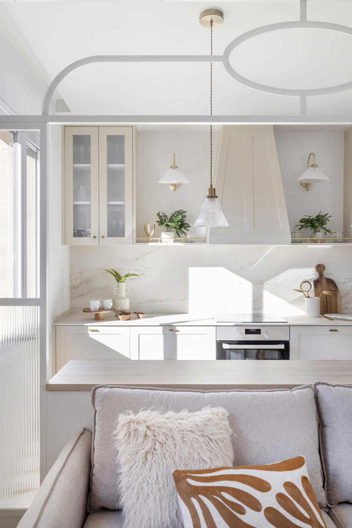 cuisine et salon appartement 67m2 avec verrière blanche