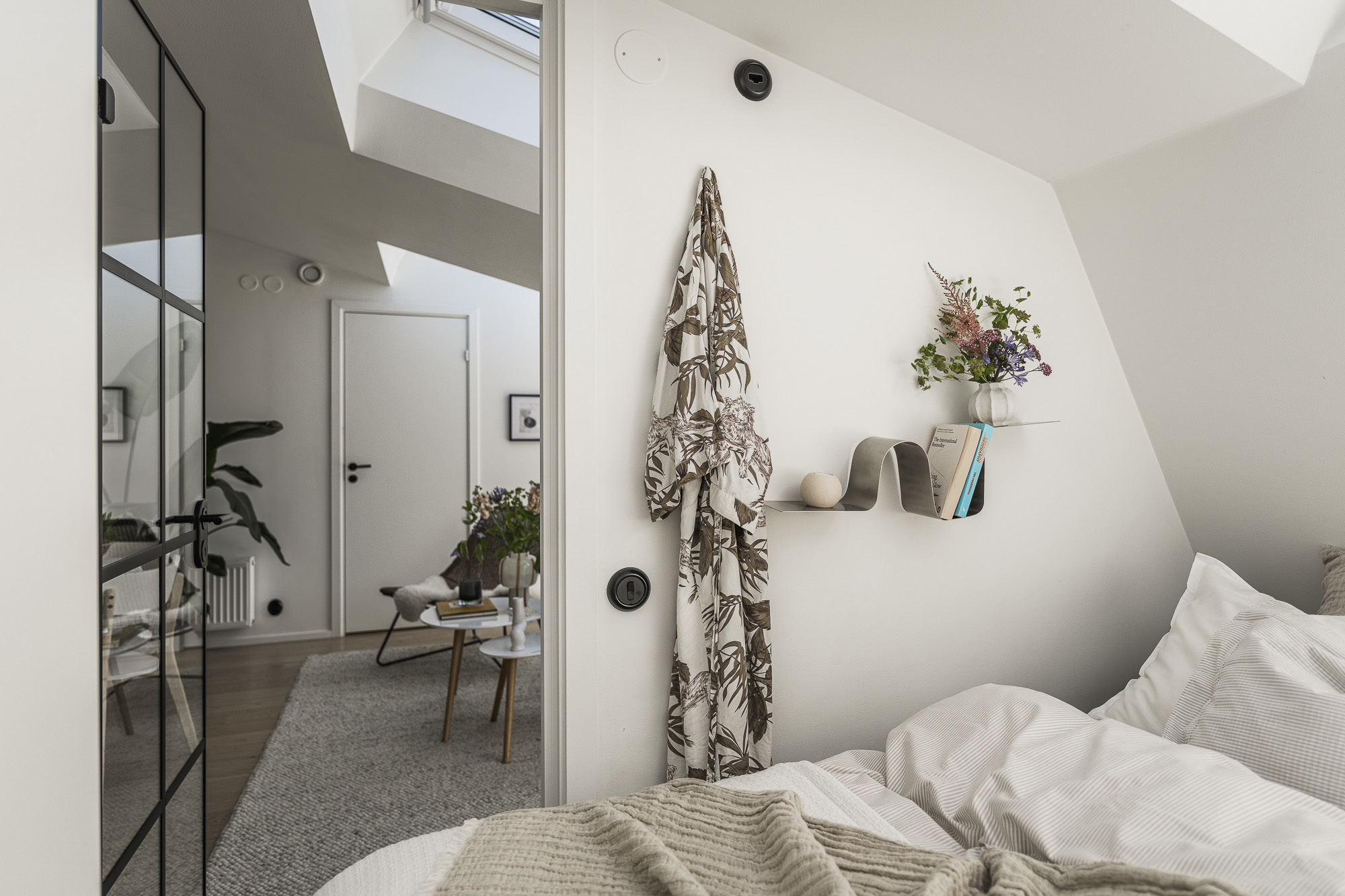 petite chambre mansardée deux-pièces sous les toits de 35m2 décoration scandinave petite chambre mansardée deux-pièces sous les toits de 35m2 décoration scandinave