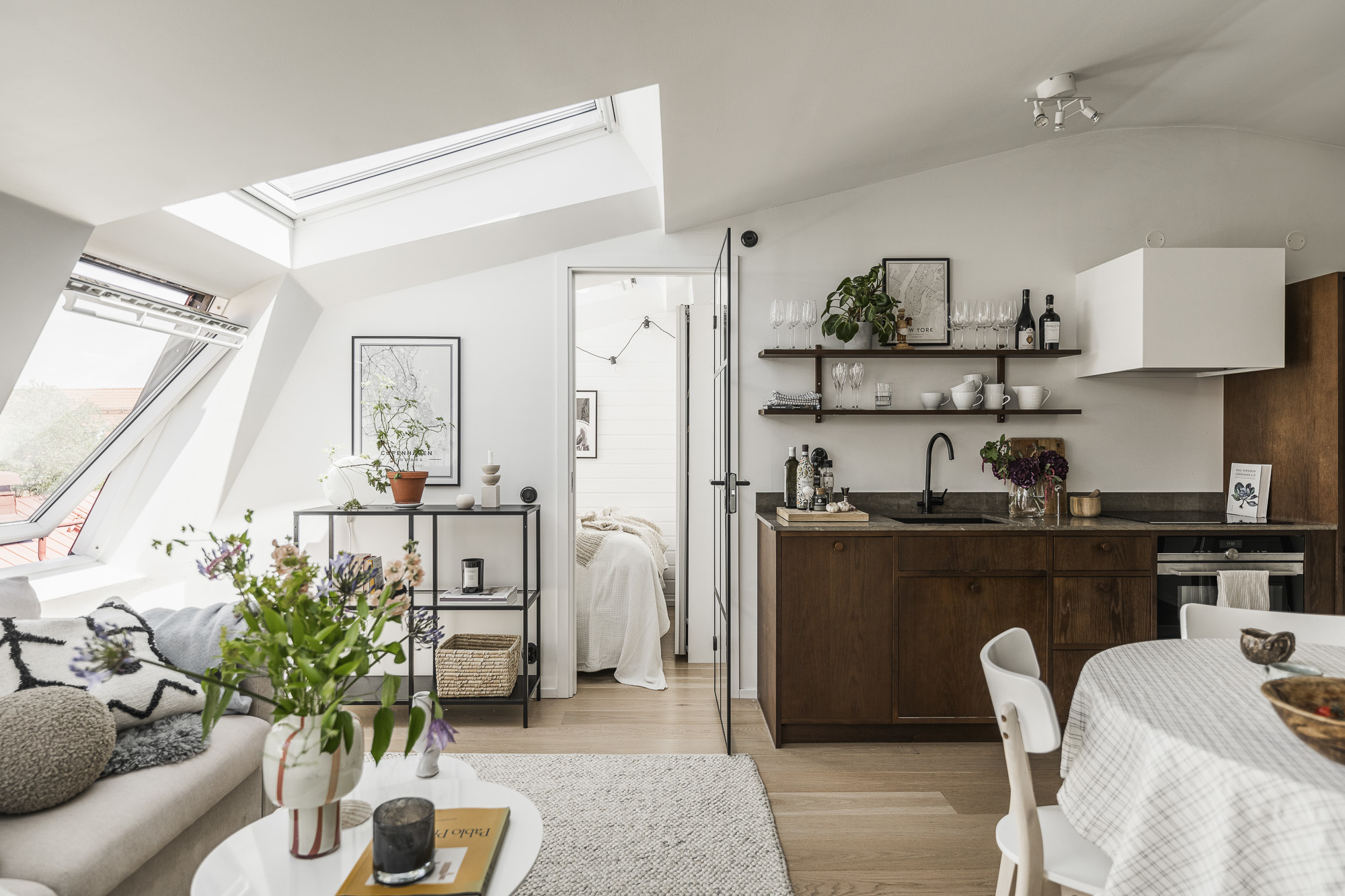 salon deux-pièces sous les toits de 35m2 décoration scandinave salon deux-pièces sous les toits de 35m2 décoration scandinave