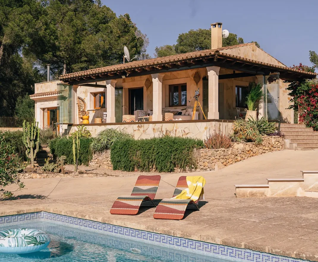 Une maison sans prétention avec vue sur la mer et la montagne