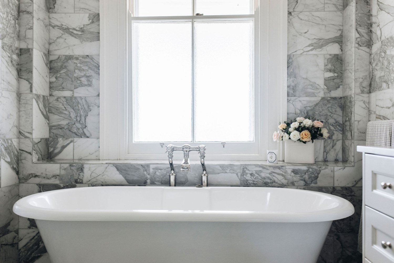 salle de bain rétro baignoire îlot et marbre gris Foxlow salle de bain rétro baignoire îlot et marbre gris Foxlow