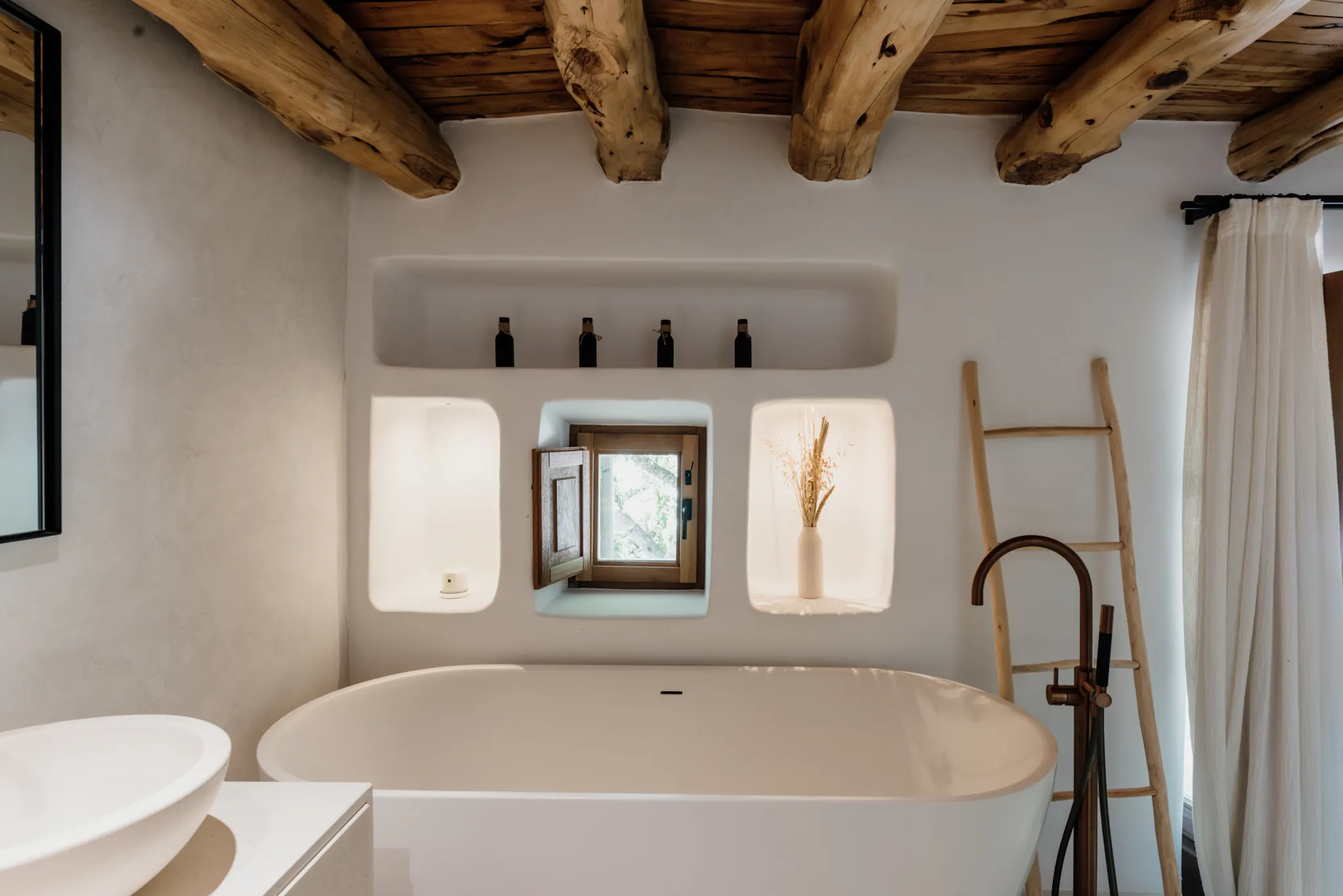 salle de bain design poutres en bois maison rustique chic à Ibiza