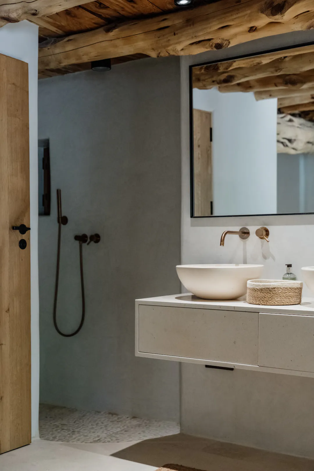 salle de bain design poutres en bois maison rustique chic à Ibiza